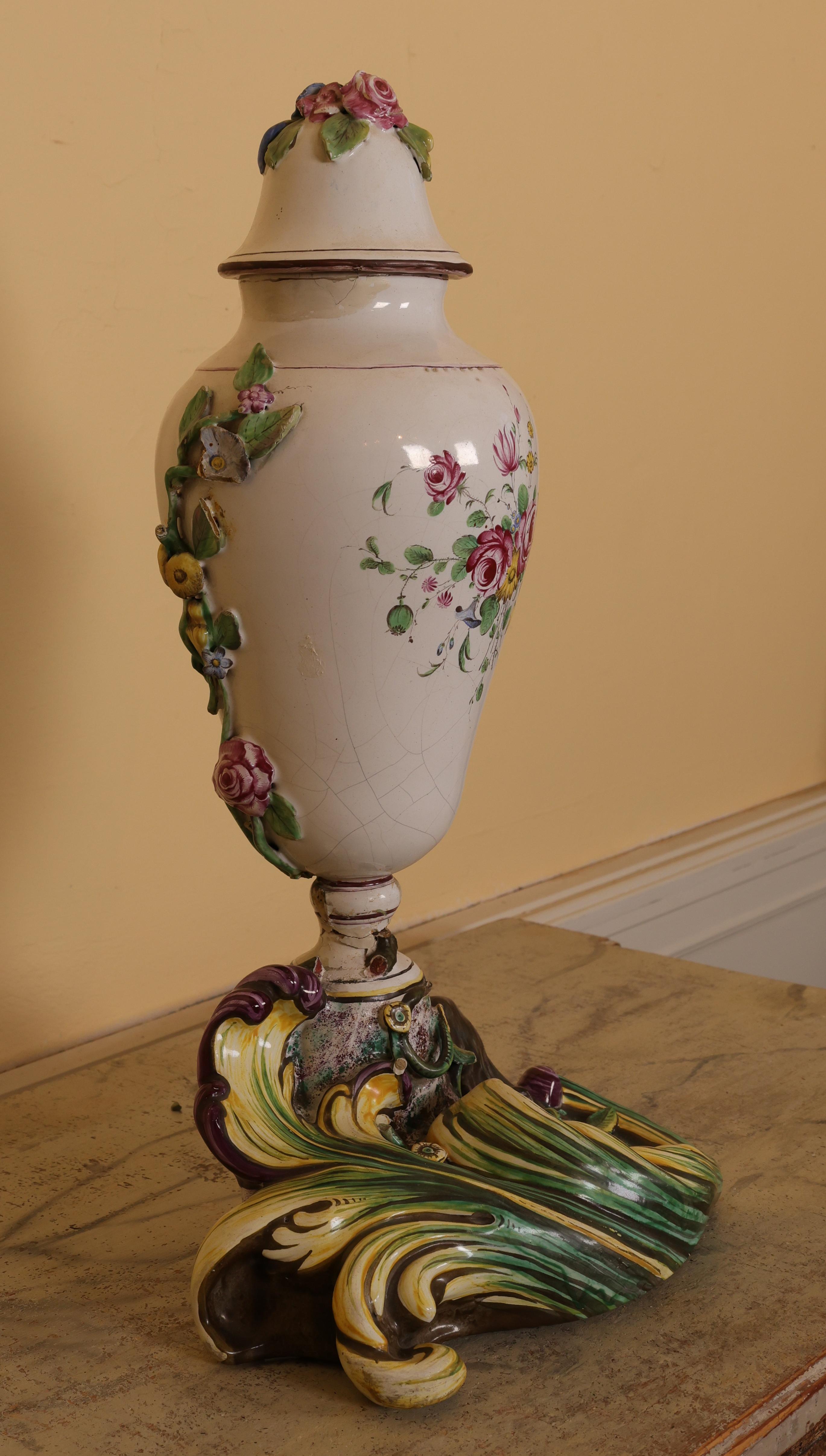 Un grande vaso da terrazza della fabbrica svedese di maioliche Marieberg, datato 1771. Dipinto con colori policromi a muffola. Il vaso presenta vecchie riparazioni e comprende alcuni pezzi staccati dalla ramificazione.