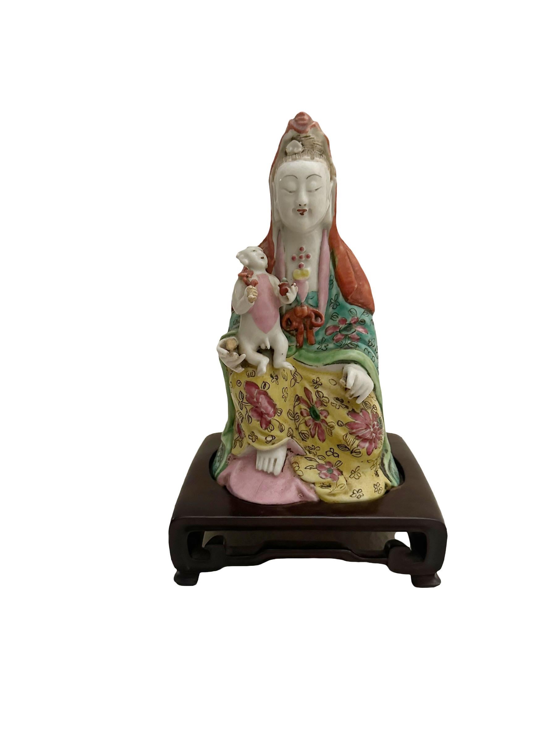 Porcellana Statua Famille Rose del XVIII secolo in vendita