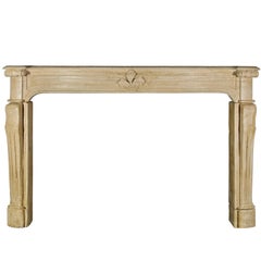 Contorno per caminetto del 18° secolo in stile europeo Antique French Country
