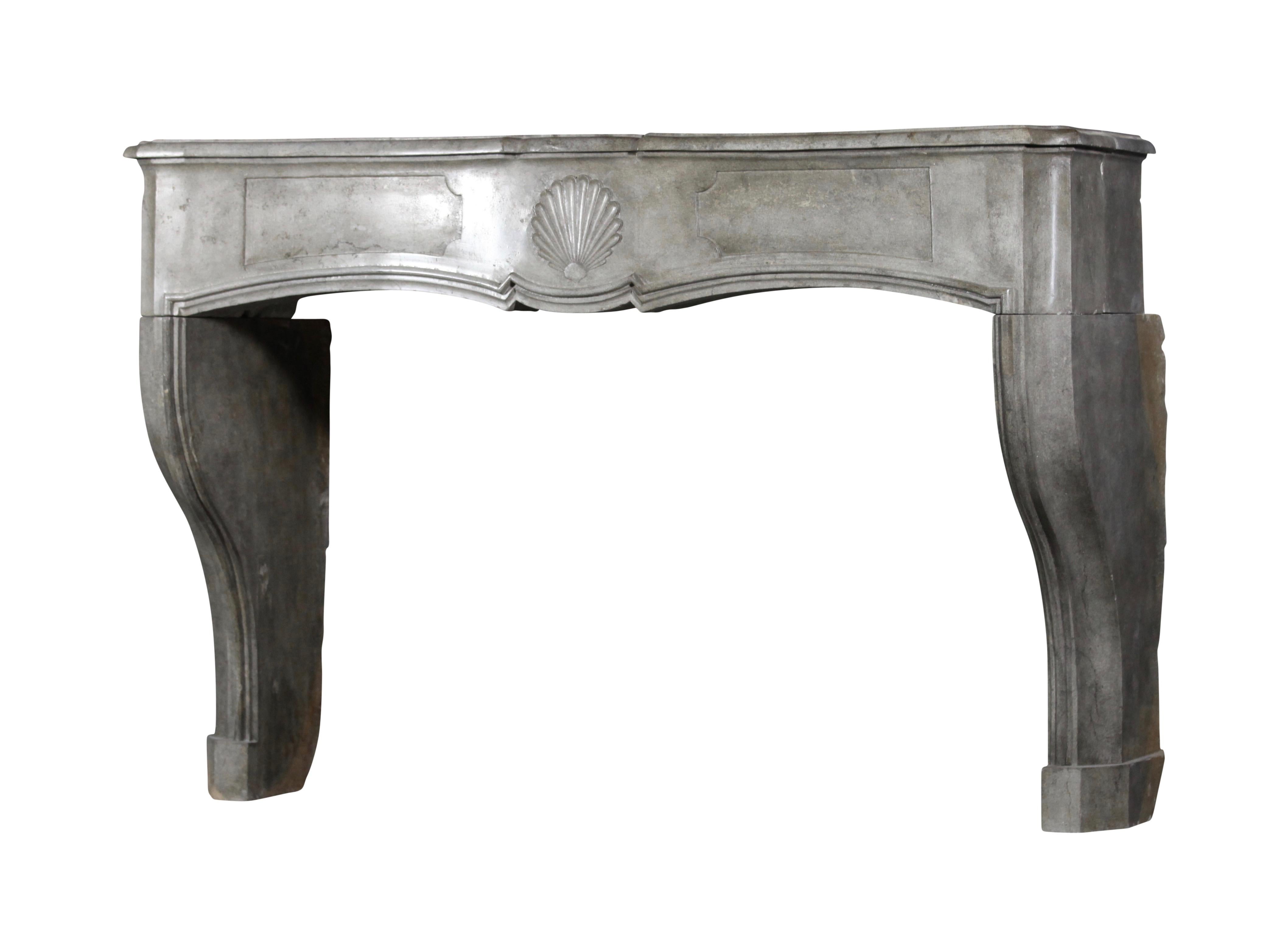 Manto antiguo de chimenea de mármol gris europeo del siglo XVIII en venta 12