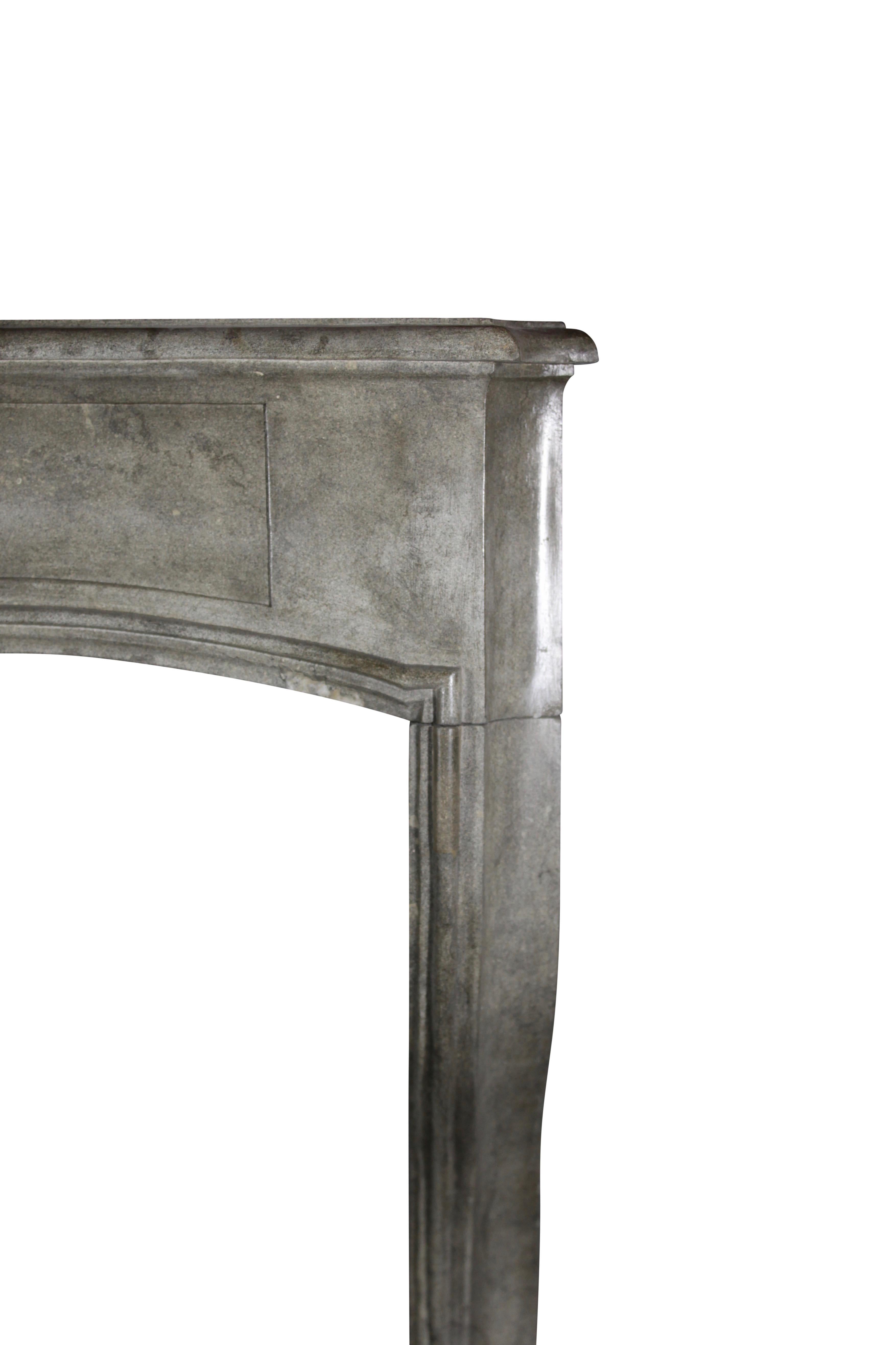Manto antiguo de chimenea de mármol gris europeo del siglo XVIII en Excelente estado para la venta en Beervelde, BE