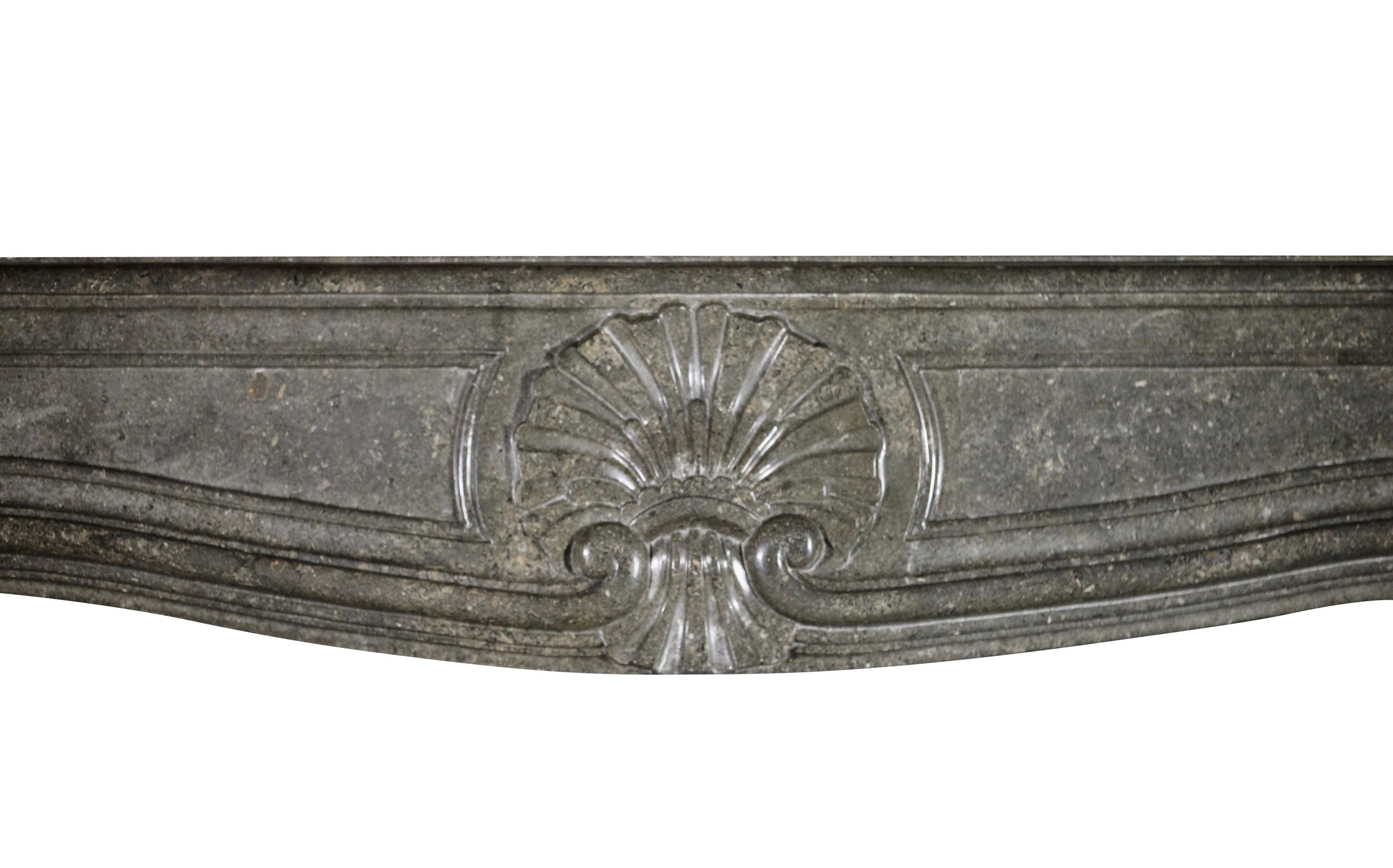 Si tratta di un'originale e pregiata cappa europea per caminetto in pietra dura di marmo grigio francese. È robusto. Le proporzioni sono reali. I dettagli sulla parte anteriore risalgono al periodo LXV.
Misure:
155 cm EW 61,02