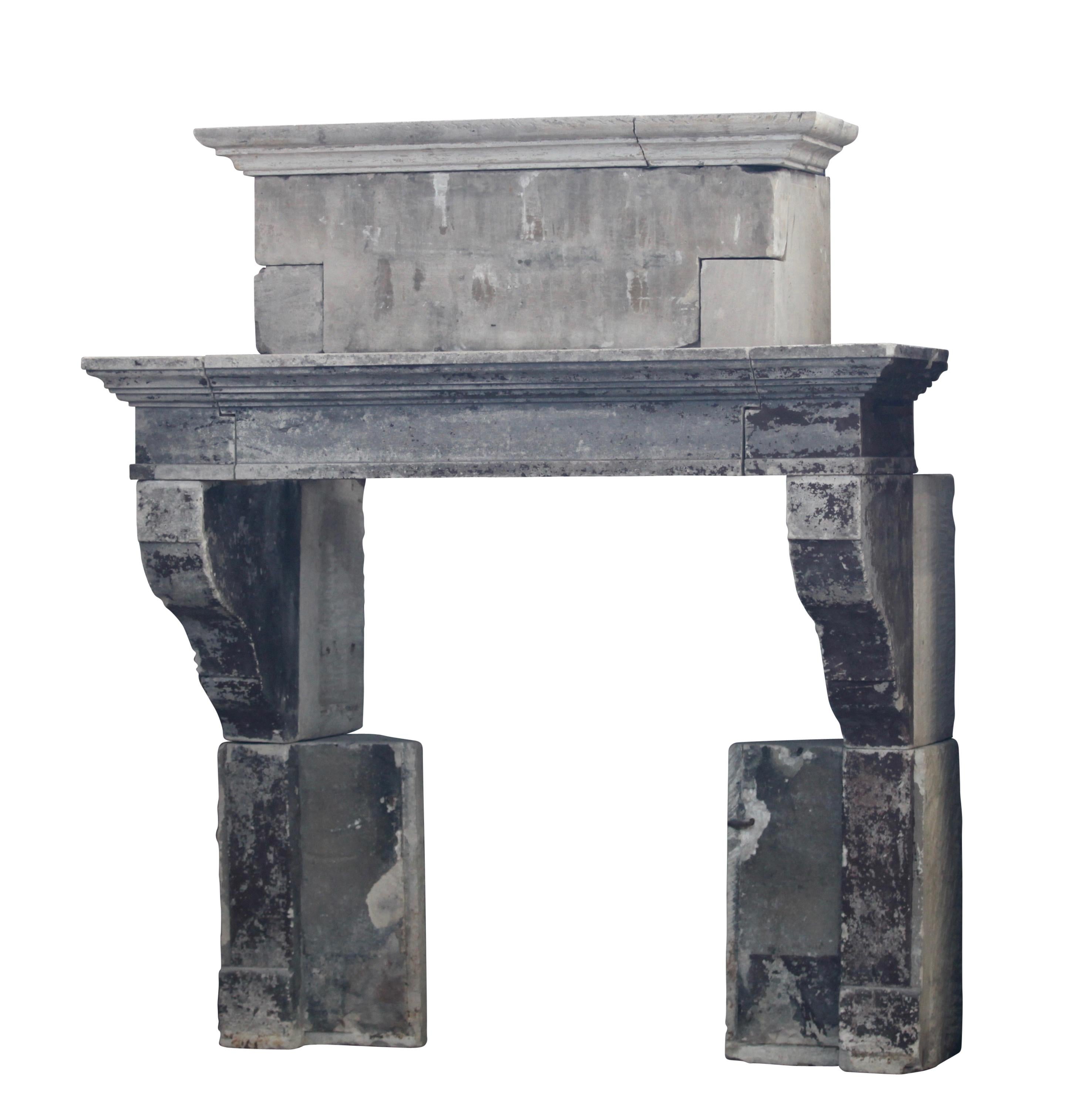 This petite French country fireplace surround in limestone carries still its original patina. It comes out of a castle kitchen. It can be used also in a dining room where the fire is put on table height (above the blocks)
Original and charming