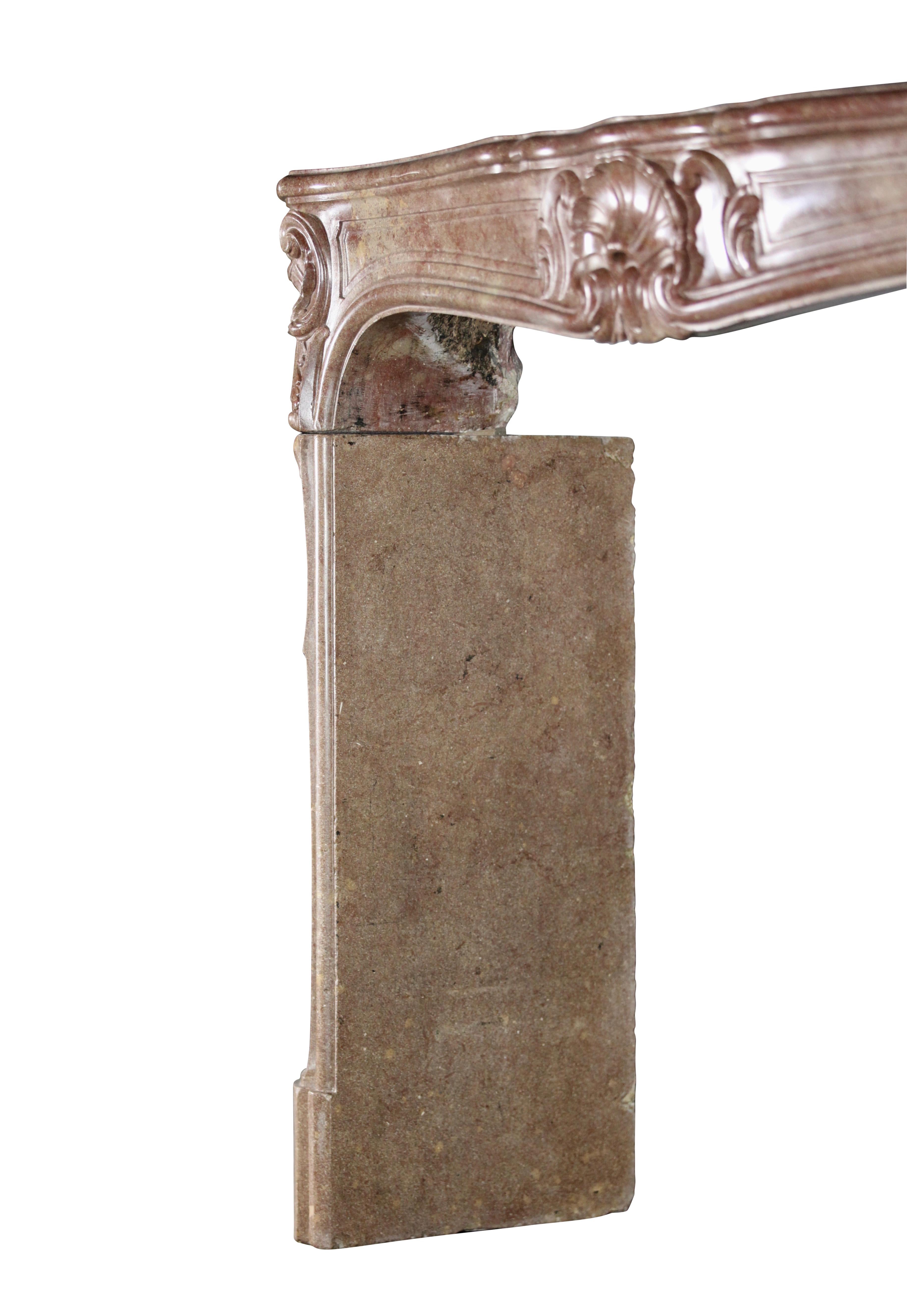 Encadrement de cheminée ancien en marbre fin français du 18ème siècle en vente 1