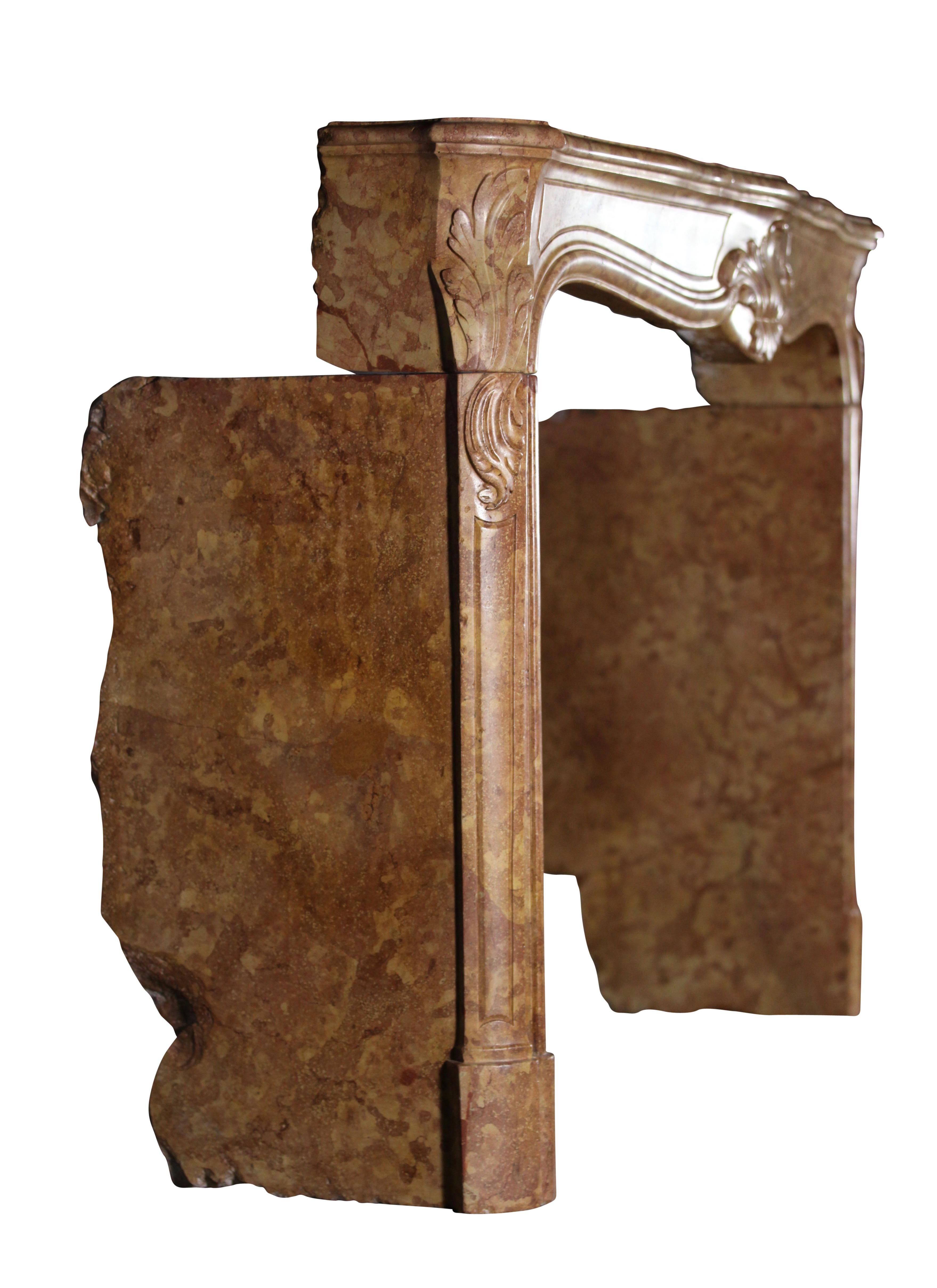 Cheminée en pierre du 18ème siècle de style Régence française avec cadre vintage en pierre en vente 4