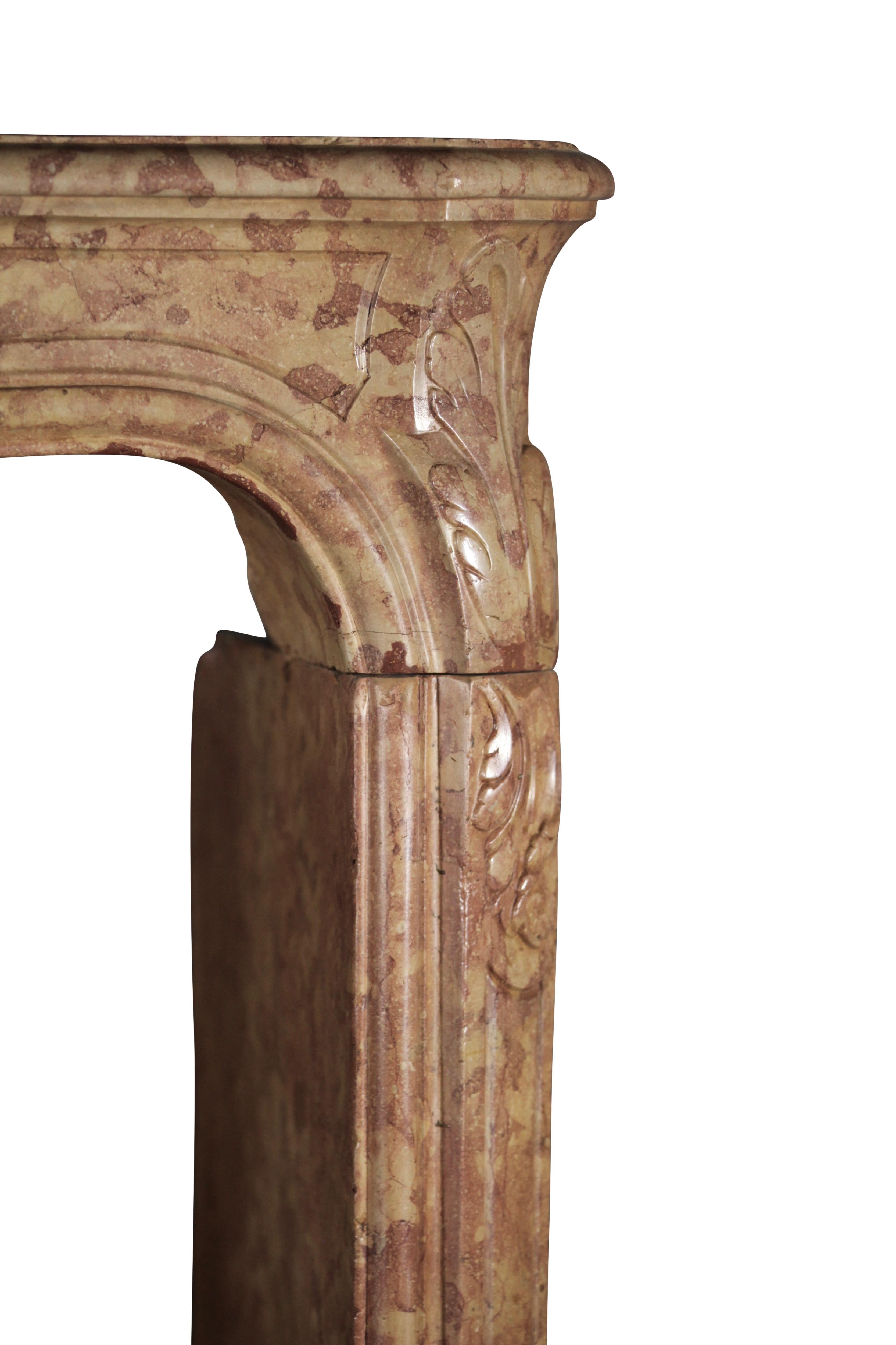 Regency Cheminée en pierre du 18ème siècle de style Régence française avec cadre vintage en pierre en vente