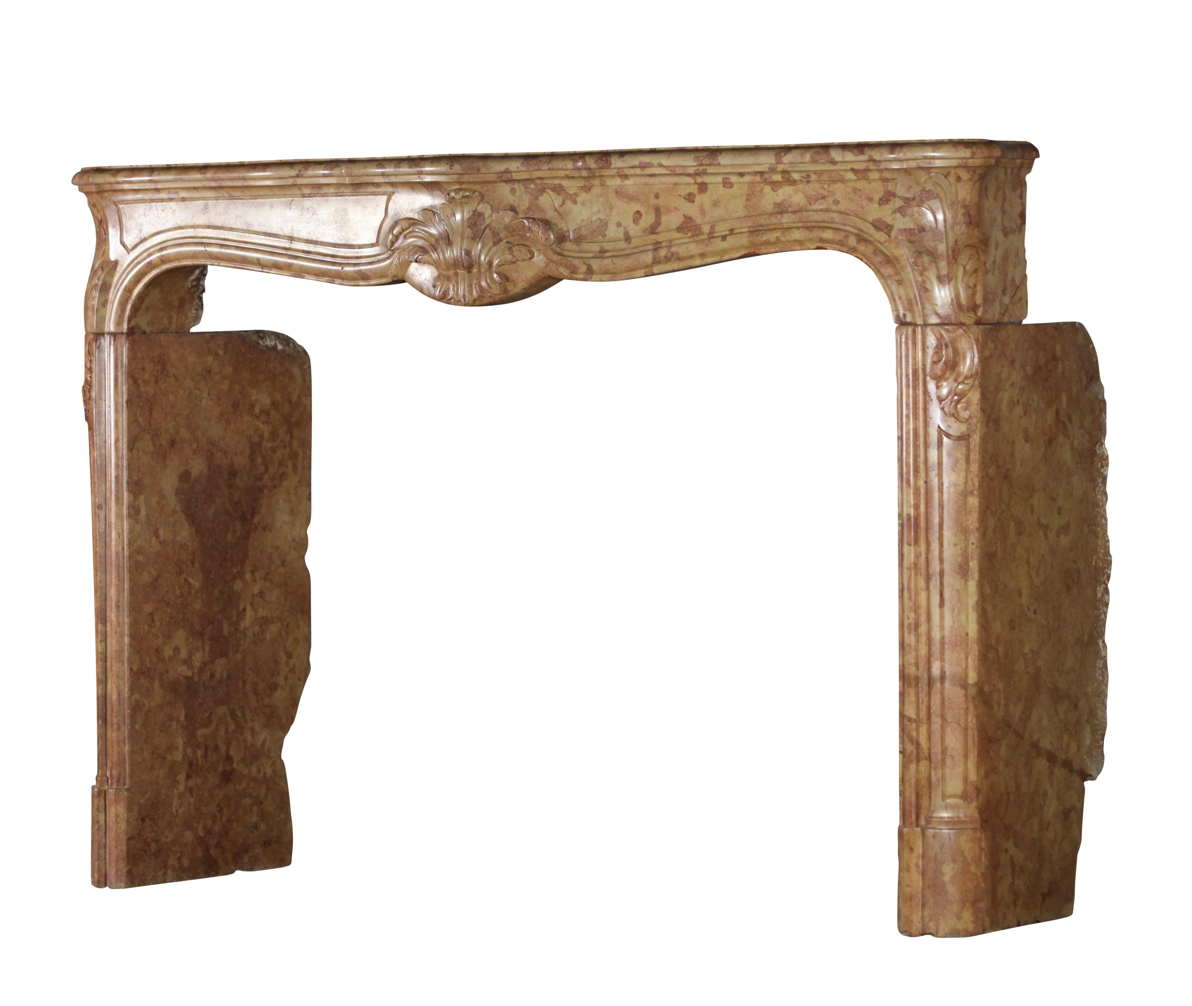 Cheminée en pierre du 18ème siècle de style Régence française avec cadre vintage en pierre en vente 1