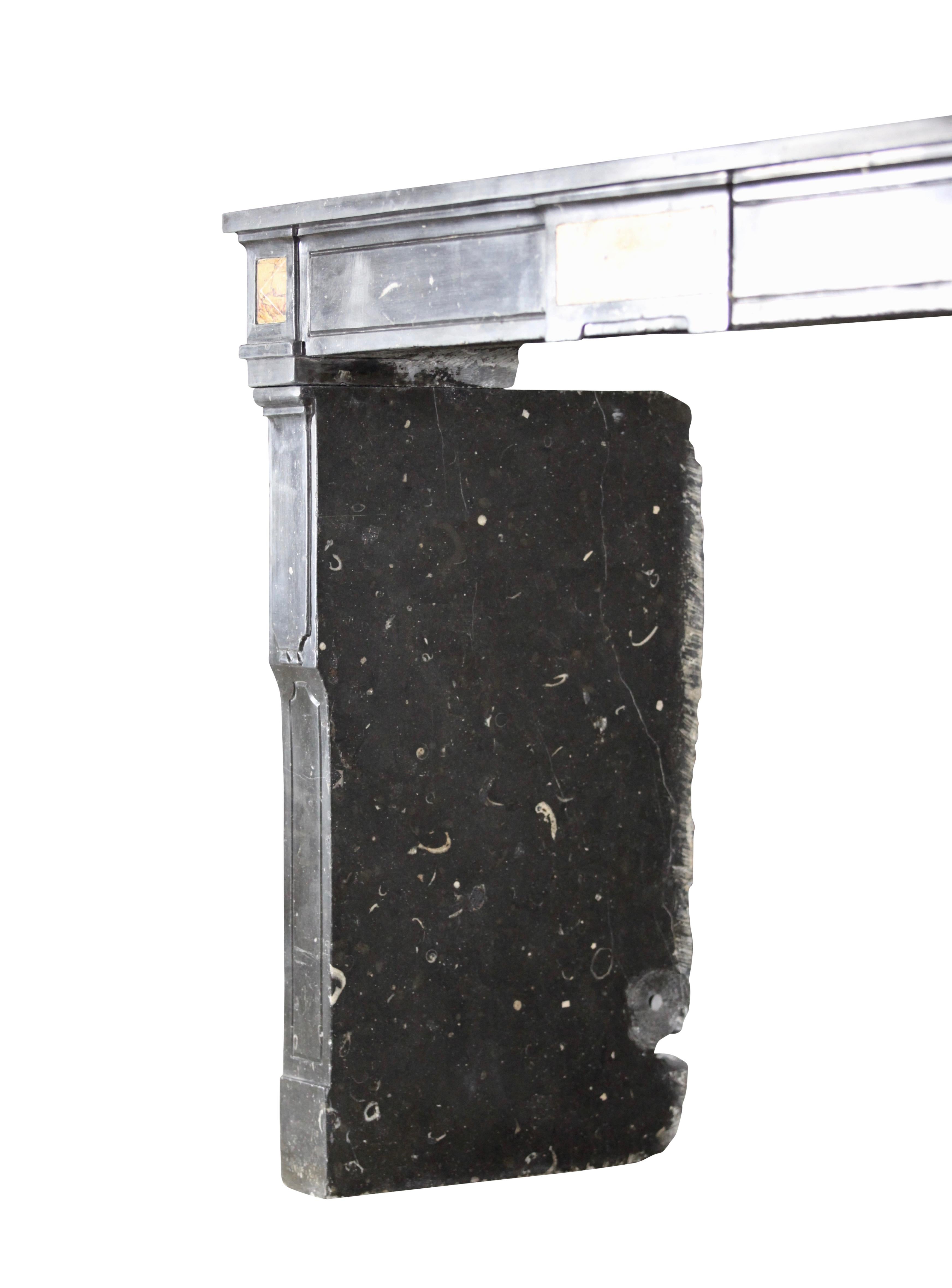 18th Century Fine Original Antique Fireplace Mantle in Black Fossil Stone In Good Condition For Sale In Beervelde, BE