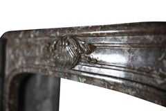 Petit encadrement de cheminée ancien en marbre européen du 18ème siècle