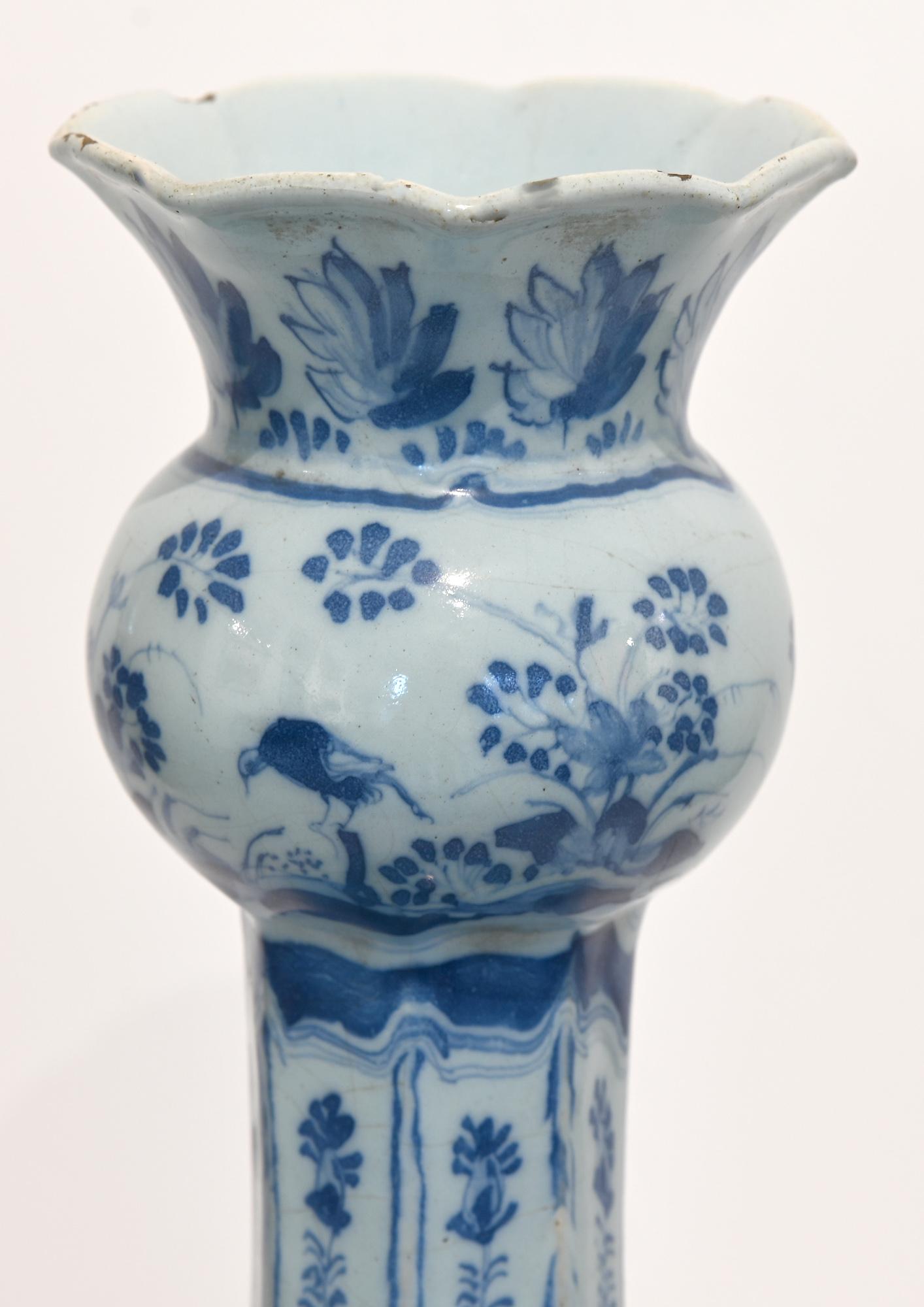 Sie sehen eine sehr schöne Delfter Vase in einer besonderen Form. Es ist sehr schön mit Pflanzen und Vögeln bemalt.
Die Vase stammt aus den Niederlanden, ca. 1750-1760.
       