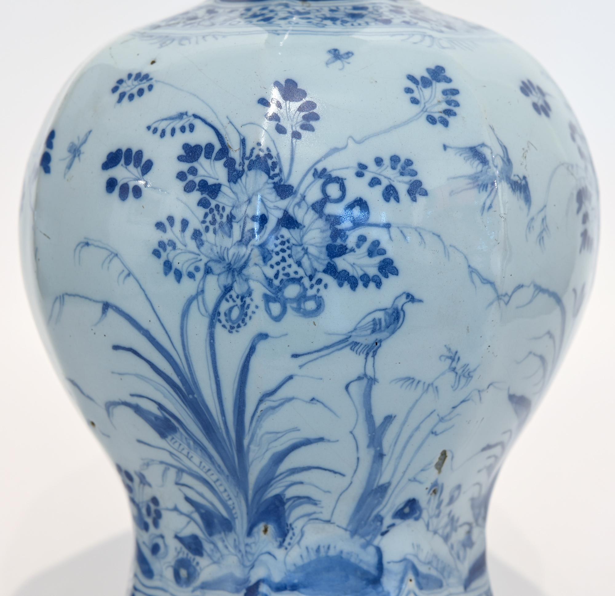 Feine Vase aus Delfter Porzellan mit Pflanzen und Vögeln aus dem 18. Jahrhundert, Fayance, feines Gemälde (Barock) im Angebot