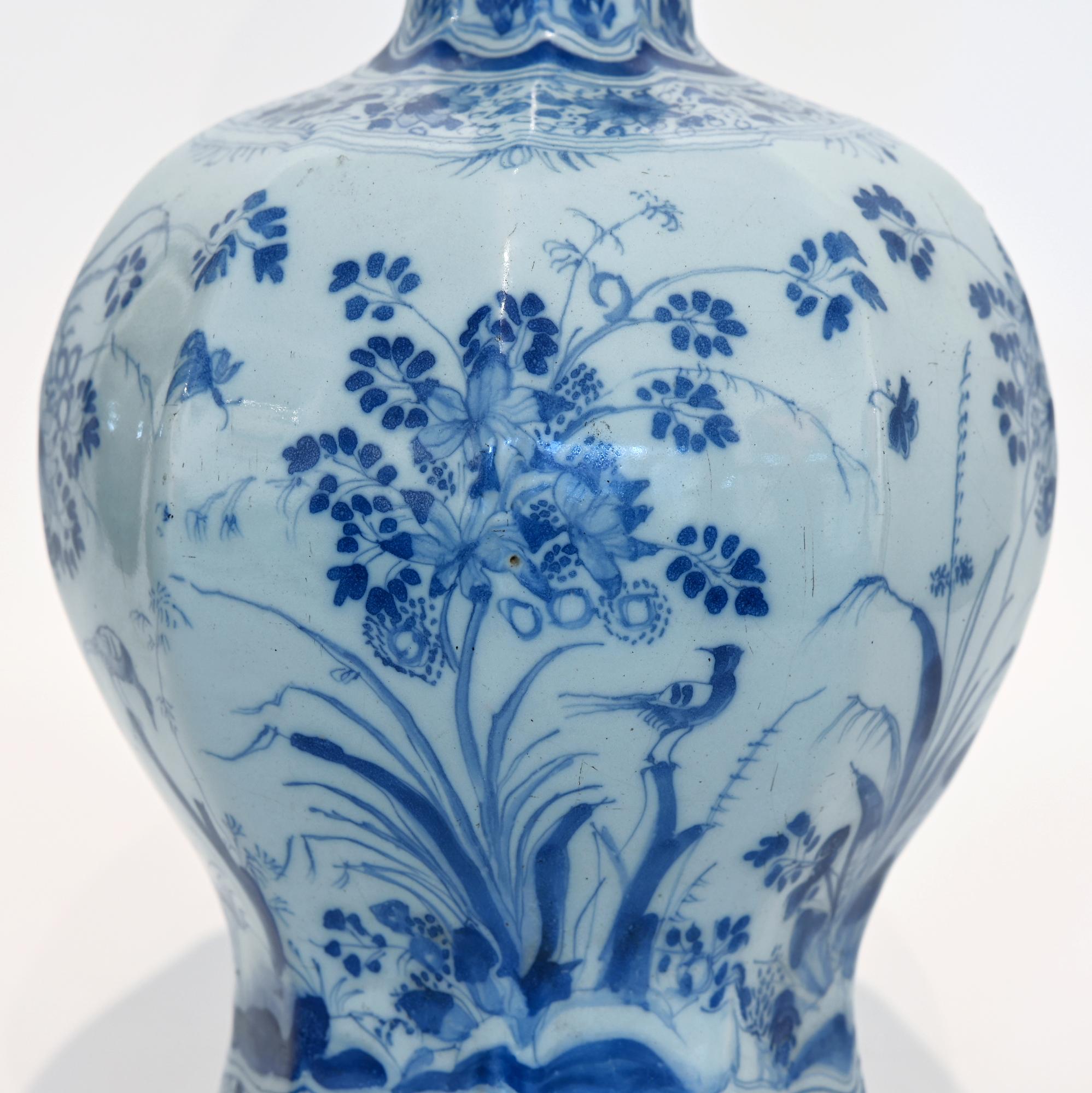 Feine Vase aus Delfter Porzellan mit Pflanzen und Vögeln aus dem 18. Jahrhundert, Fayance, feines Gemälde (Niederländisch) im Angebot