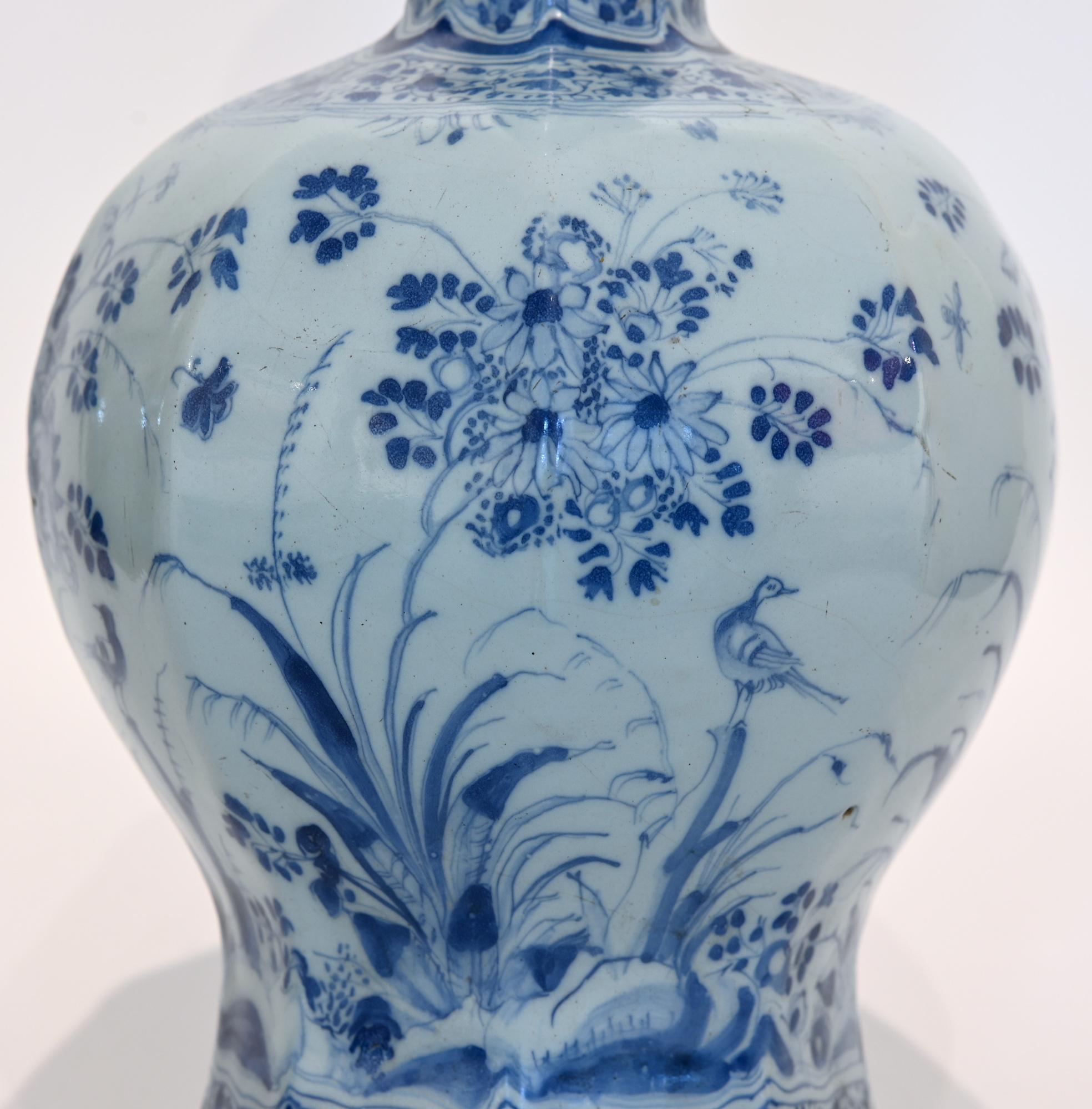 Feine Vase aus Delfter Porzellan mit Pflanzen und Vögeln aus dem 18. Jahrhundert, Fayance, feines Gemälde im Zustand „Gut“ im Angebot in Epfach, DE