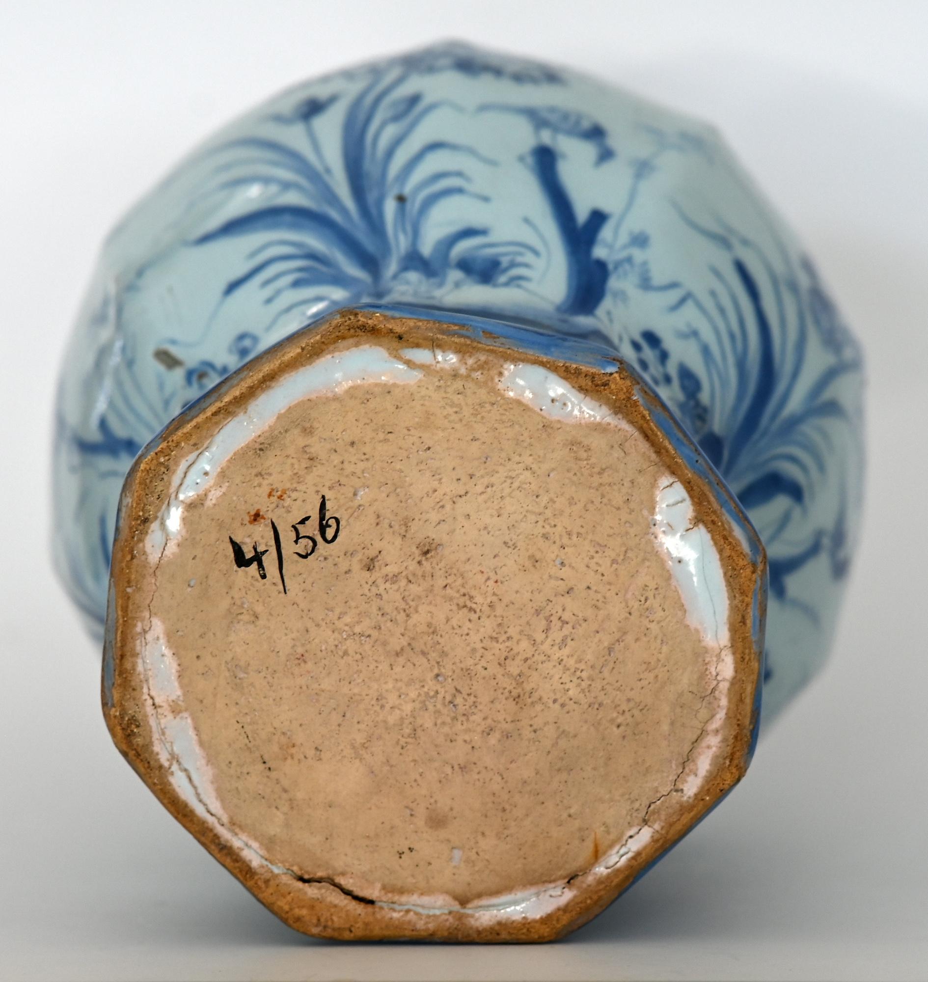 Feine Vase aus Delfter Porzellan mit Pflanzen und Vögeln aus dem 18. Jahrhundert, Fayance, feines Gemälde (18. Jahrhundert und früher) im Angebot