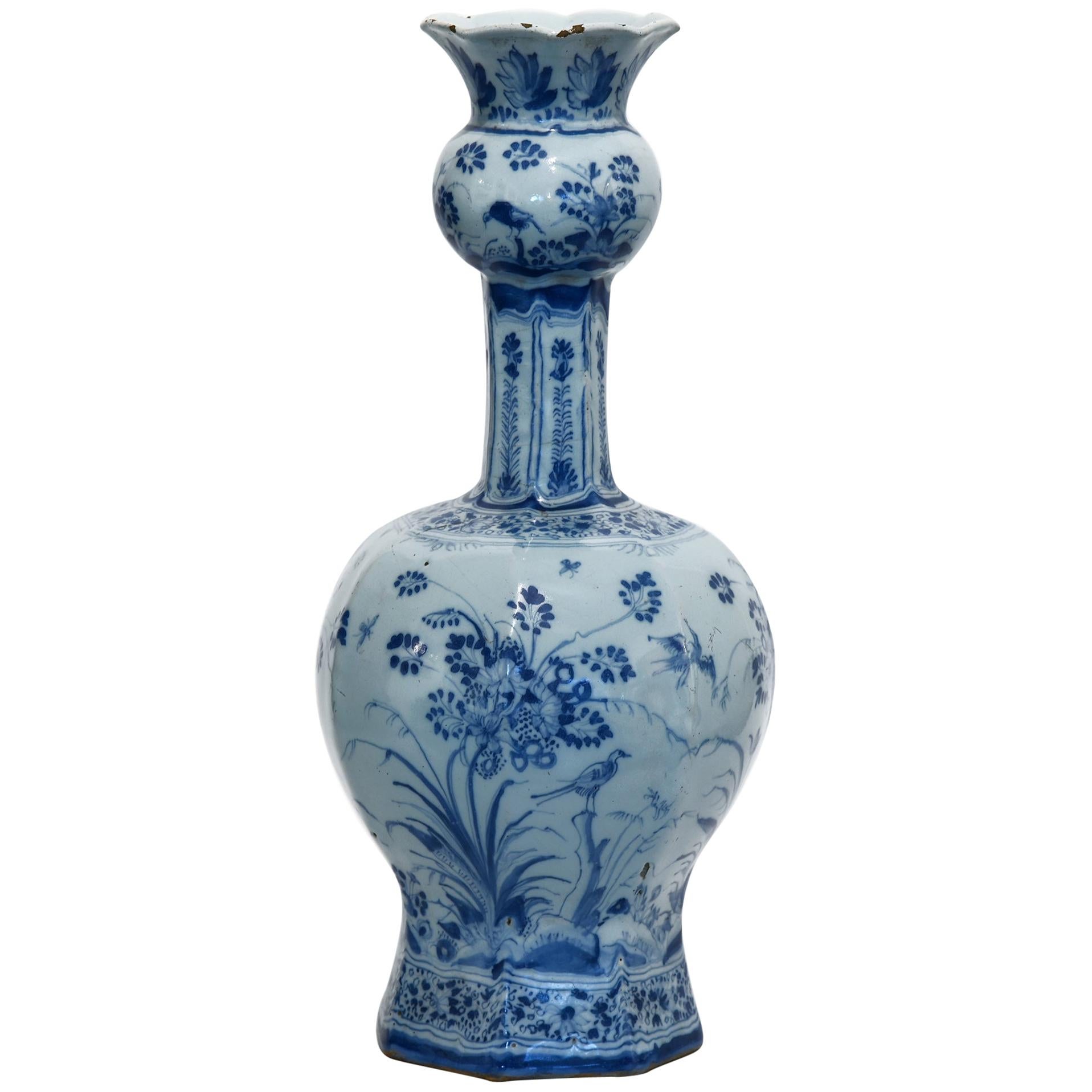 Feine Vase aus Delfter Porzellan mit Pflanzen und Vögeln aus dem 18. Jahrhundert, Fayance, feines Gemälde im Angebot
