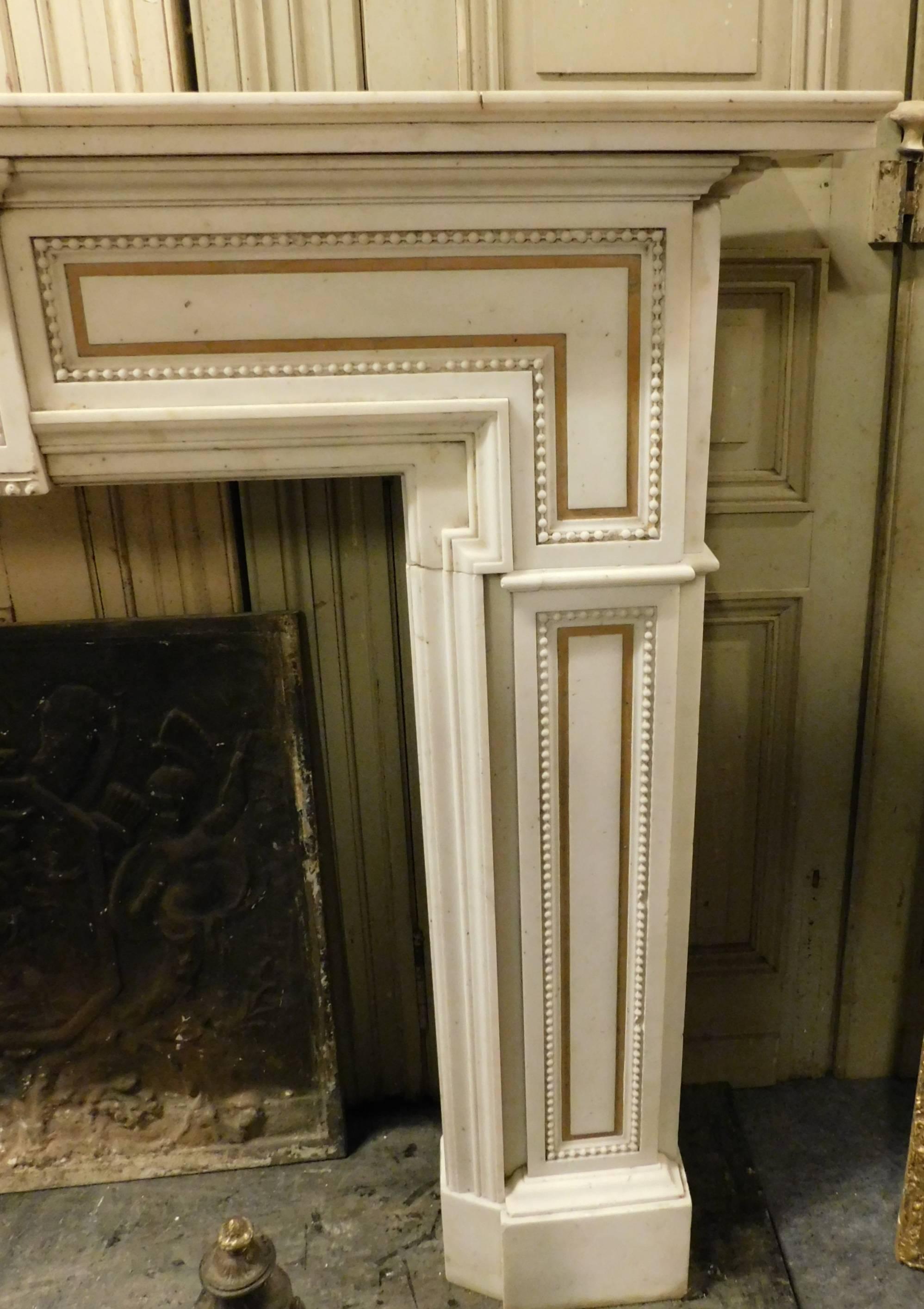 18th Century Fireplace Made of Carrara Michelangelo Marble and Giallo Siena In Good Condition For Sale In Cuneo, Italy (CN)