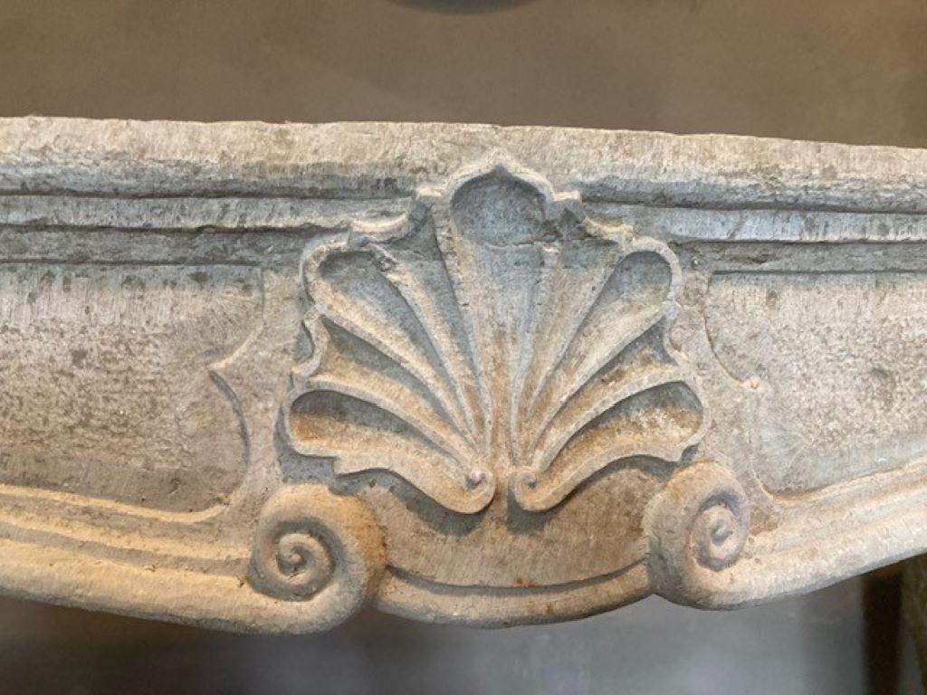 Charmante cheminée en pierre de Bourgogne.
Dimensions intérieures : 115 cm de large x 90 cm de haut
