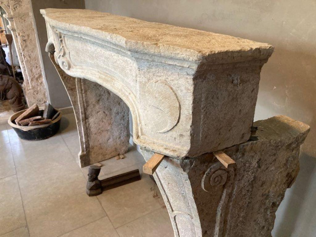 Autre Cheminée du XVIIIe siècle en pierre de Bourgogne