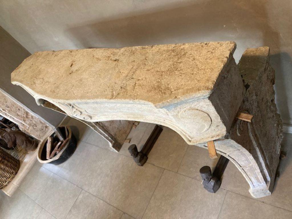 Français Cheminée du XVIIIe siècle en pierre de Bourgogne