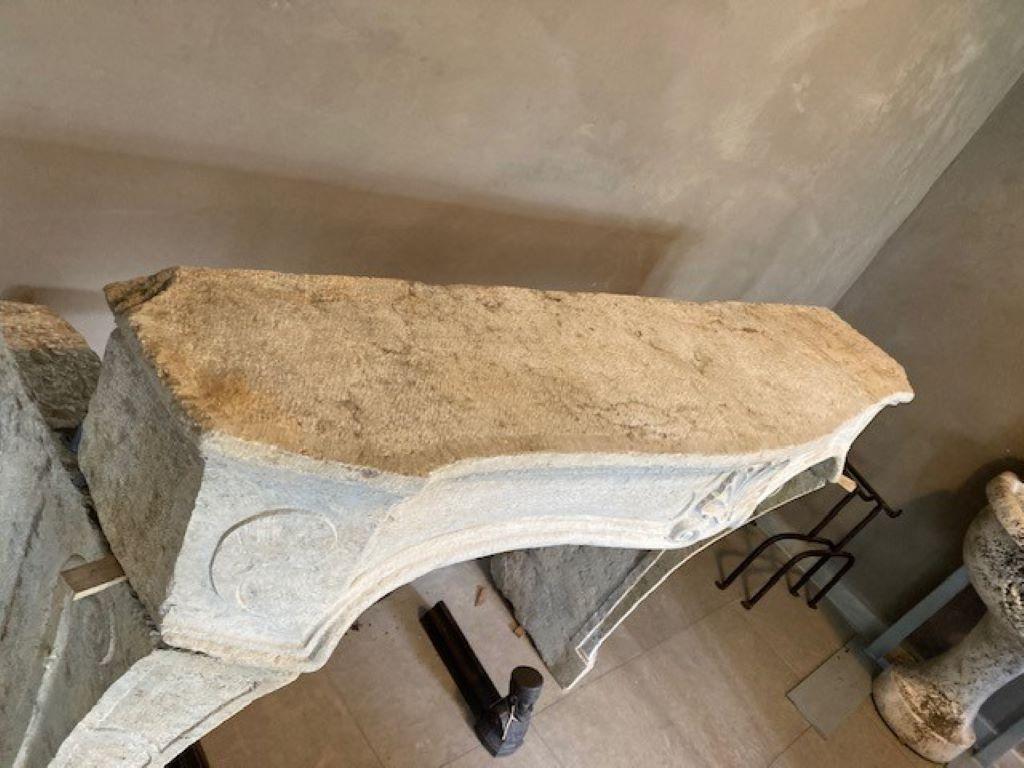 XVIIIe siècle et antérieur Cheminée du XVIIIe siècle en pierre de Bourgogne
