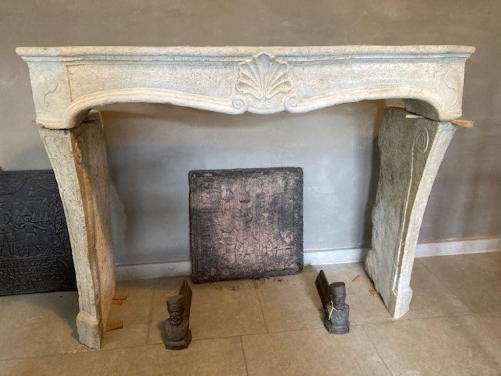 Calcaire Cheminée du XVIIIe siècle en pierre de Bourgogne