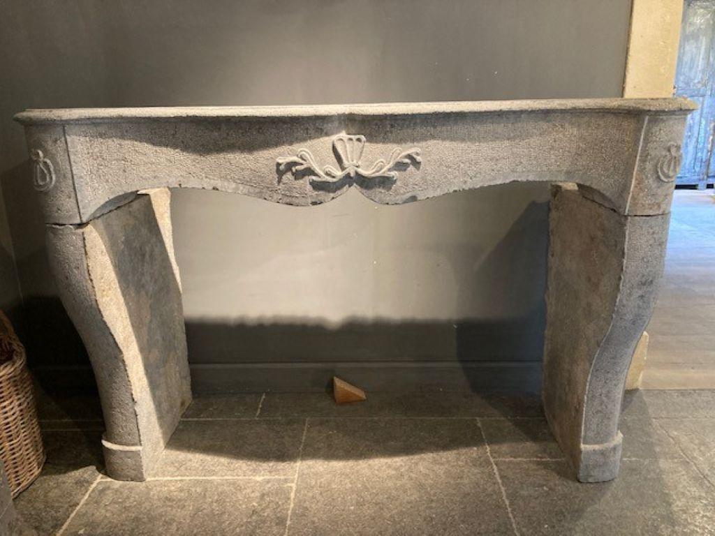 Elegant fireplace mantel in French Burgundy stone, dating from the 18th century.
Inside dimensions : 128cm wide and 86cm high
Depth : 32 to 35 cm