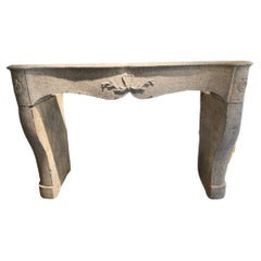 Repisa de chimenea del siglo XVIII en piedra gris burdeos