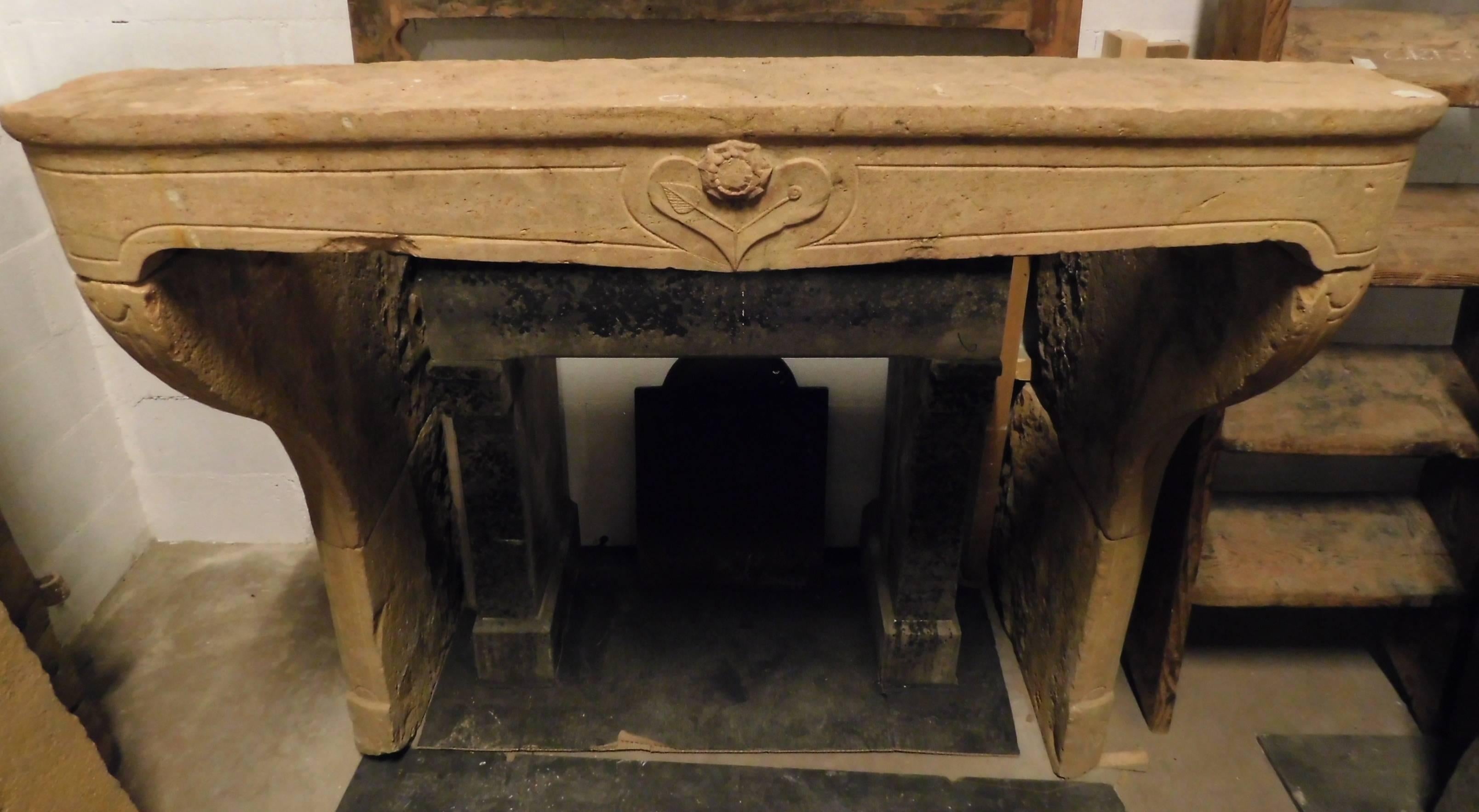 18th Century Fireplace Mantel Made of Borgogna's Stone In Good Condition In Cuneo, Italy (CN)