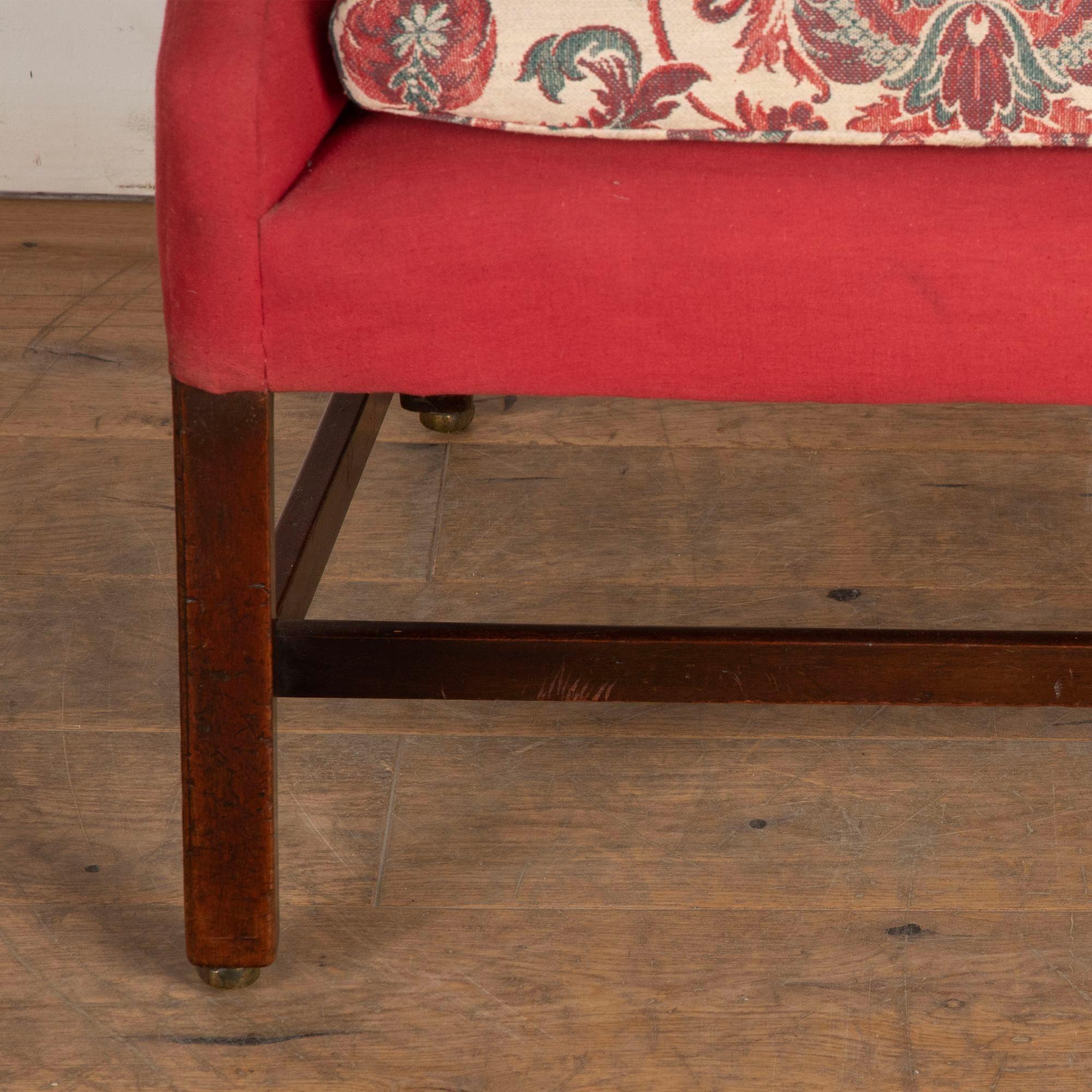 Tissu d'ameublement Fauteuil de cheminée à dossier du XVIIIe siècle en vente