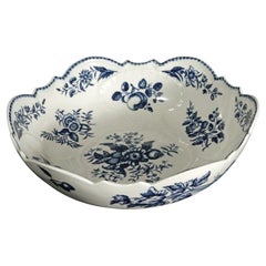 Piatto da portata in porcellana di Worcester del primo periodo del XVIII secolo con motivo a pigna