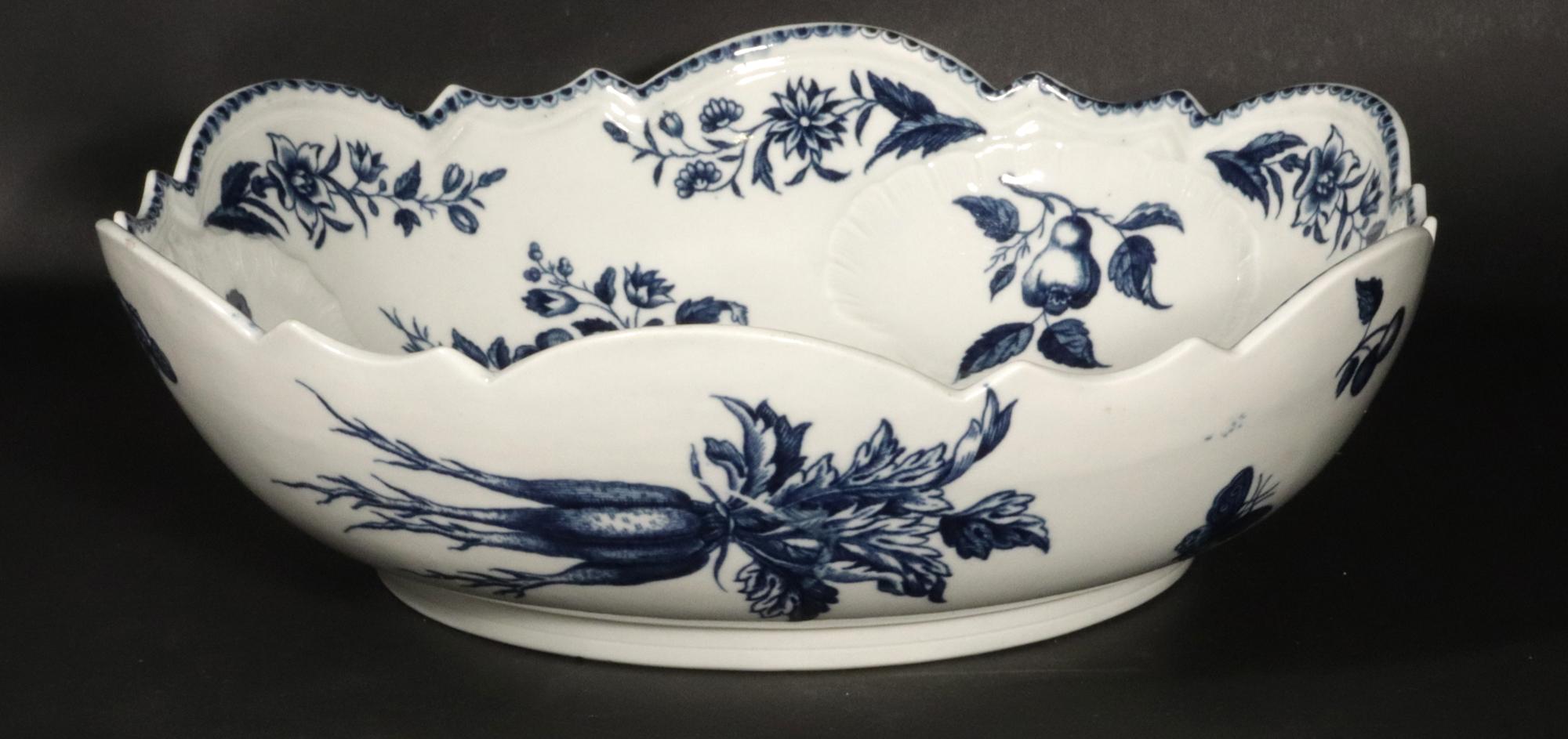 18th Century First Period Worcester Porcelain Pine Cone Pattern Junket Dish In Good Condition For Sale In Downingtown, PA