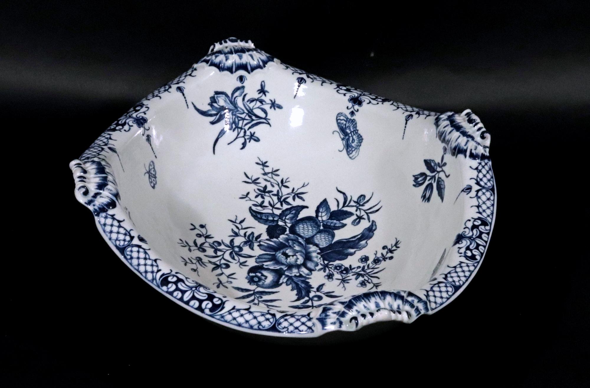 Georgian 18th Century First Period Worcester Porcelain Pine Cone Pattern Shaped Basin For Sale
