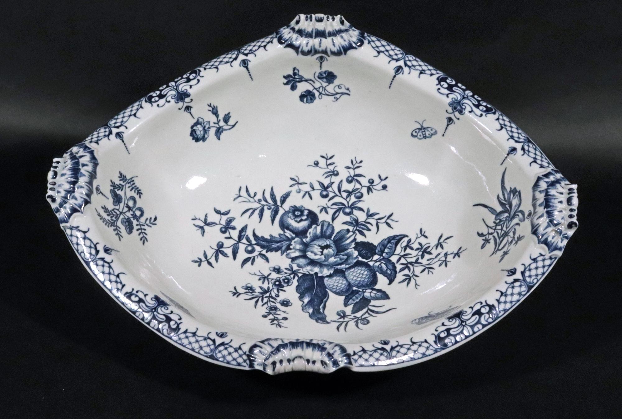 Late 18th Century 18th Century First Period Worcester Porcelain Pine Cone Pattern Shaped Basin For Sale