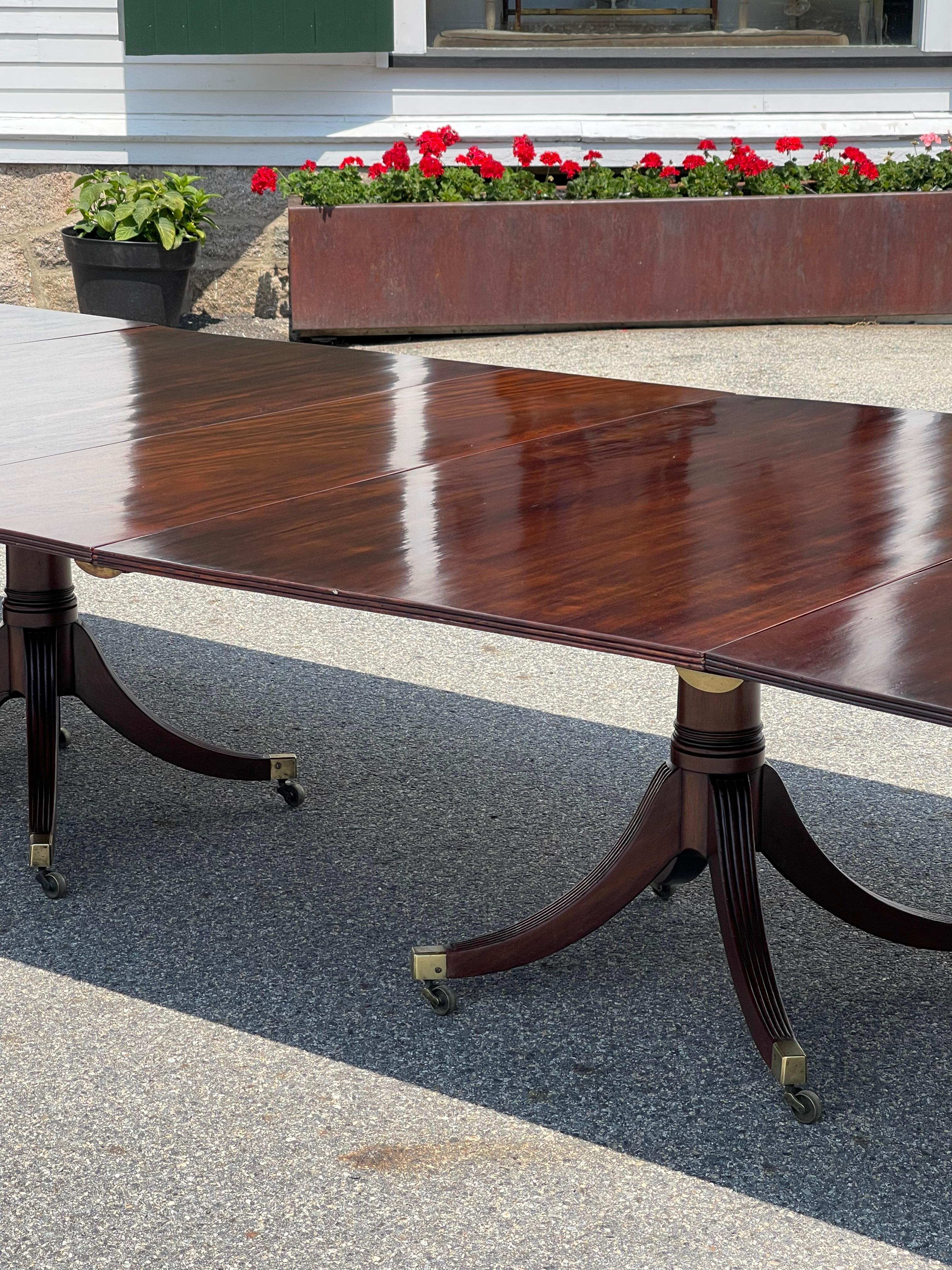  18th Century Five Pedestal Mahogany Dining Table from The Goddard Family  In Good Condition For Sale In Essex, MA