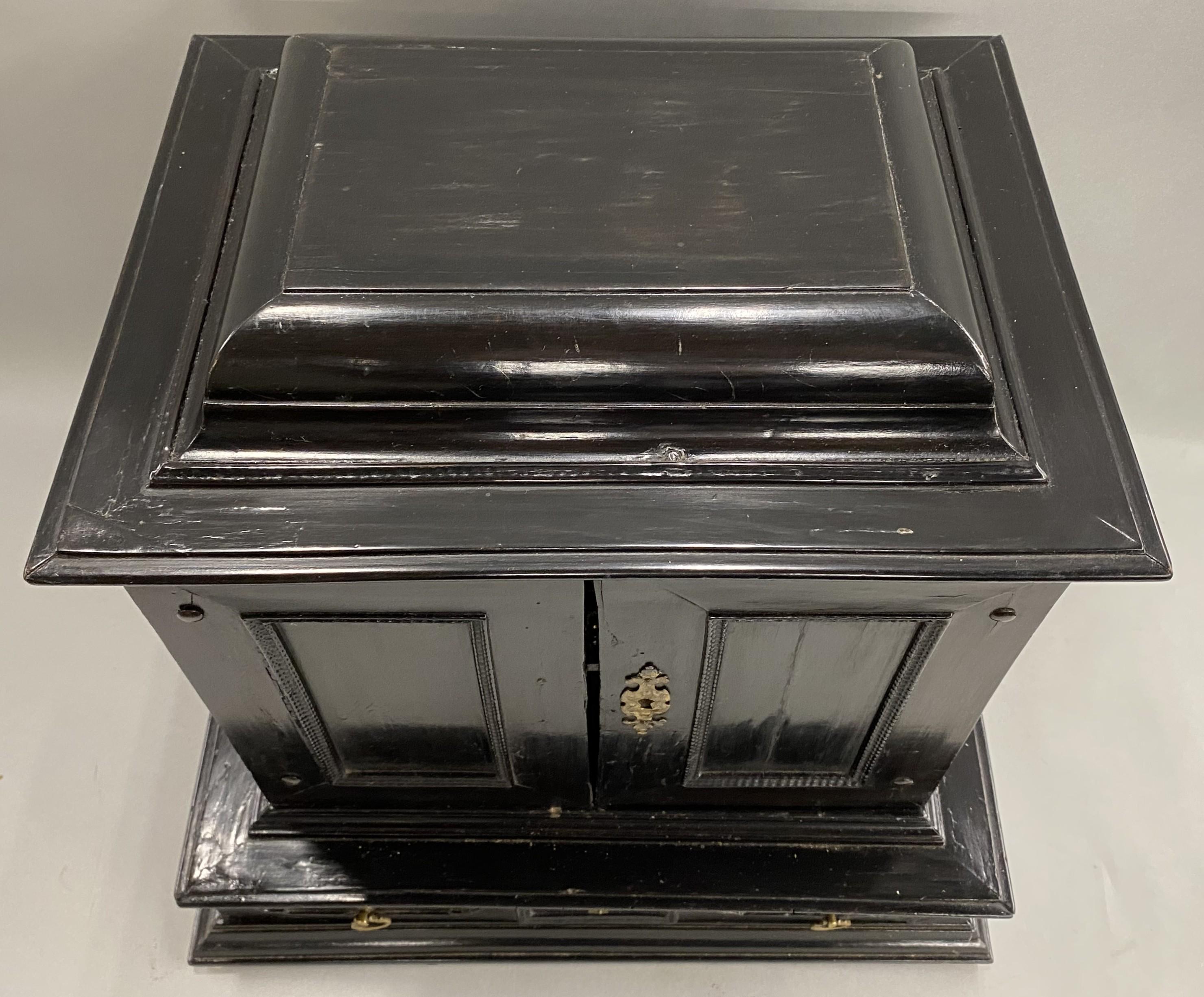 Belga Armadio da collezione fiammingo del XVIII secolo con cassa ebanizzata e maniglie in ottone in vendita