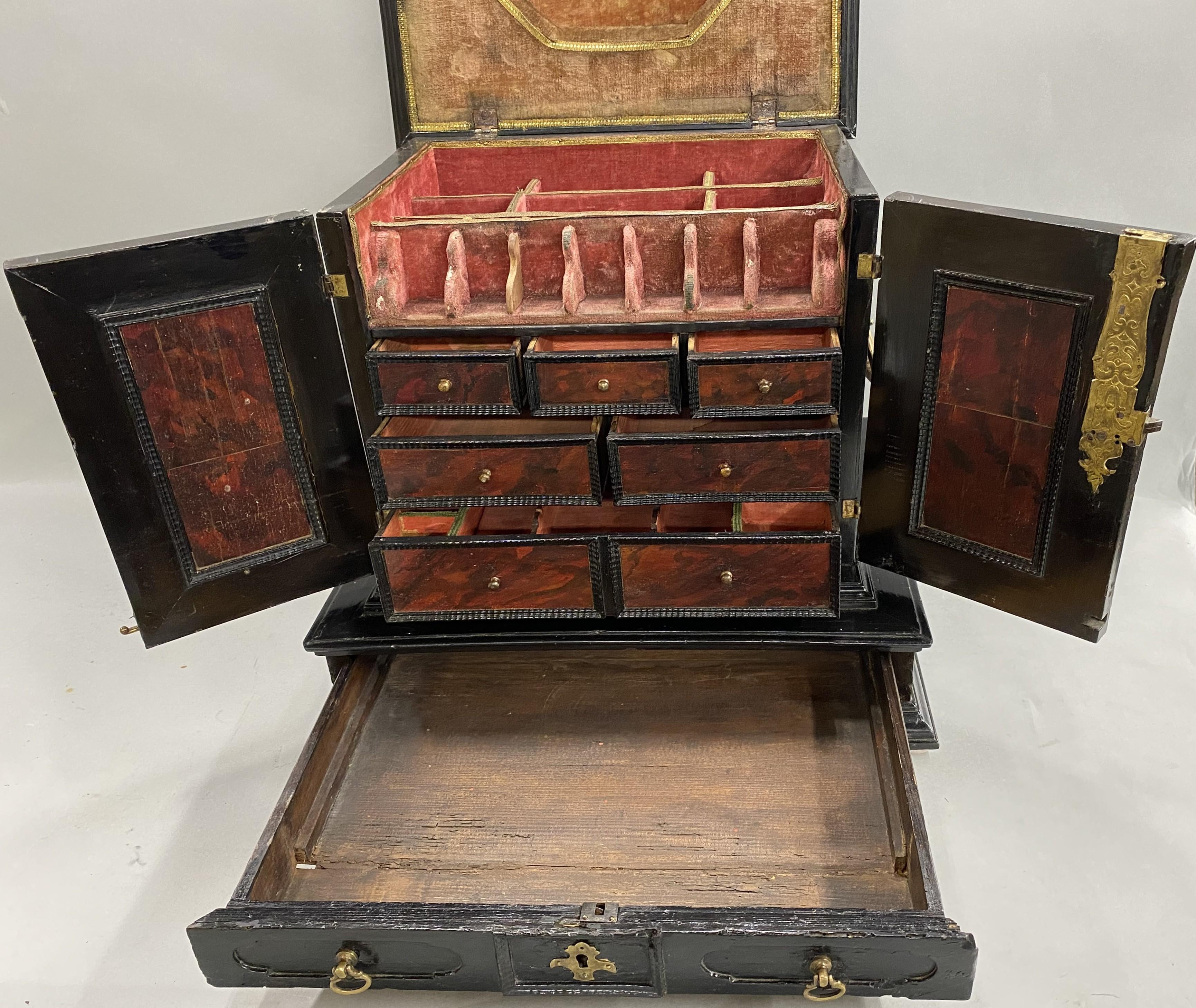 Fino al XVIII secolo Armadio da collezione fiammingo del XVIII secolo con cassa ebanizzata e maniglie in ottone in vendita