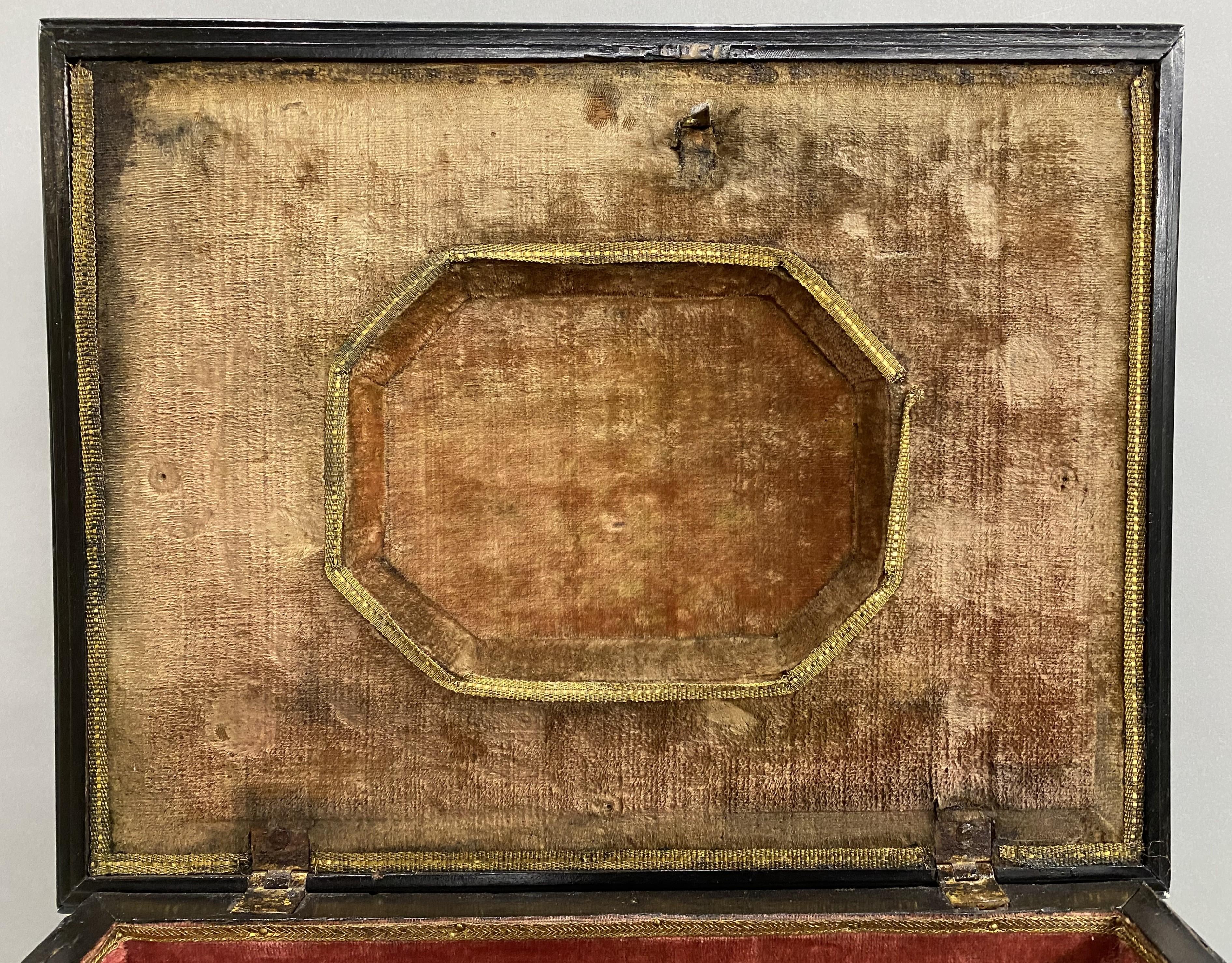 Ottone Armadio da collezione fiammingo del XVIII secolo con cassa ebanizzata e maniglie in ottone in vendita