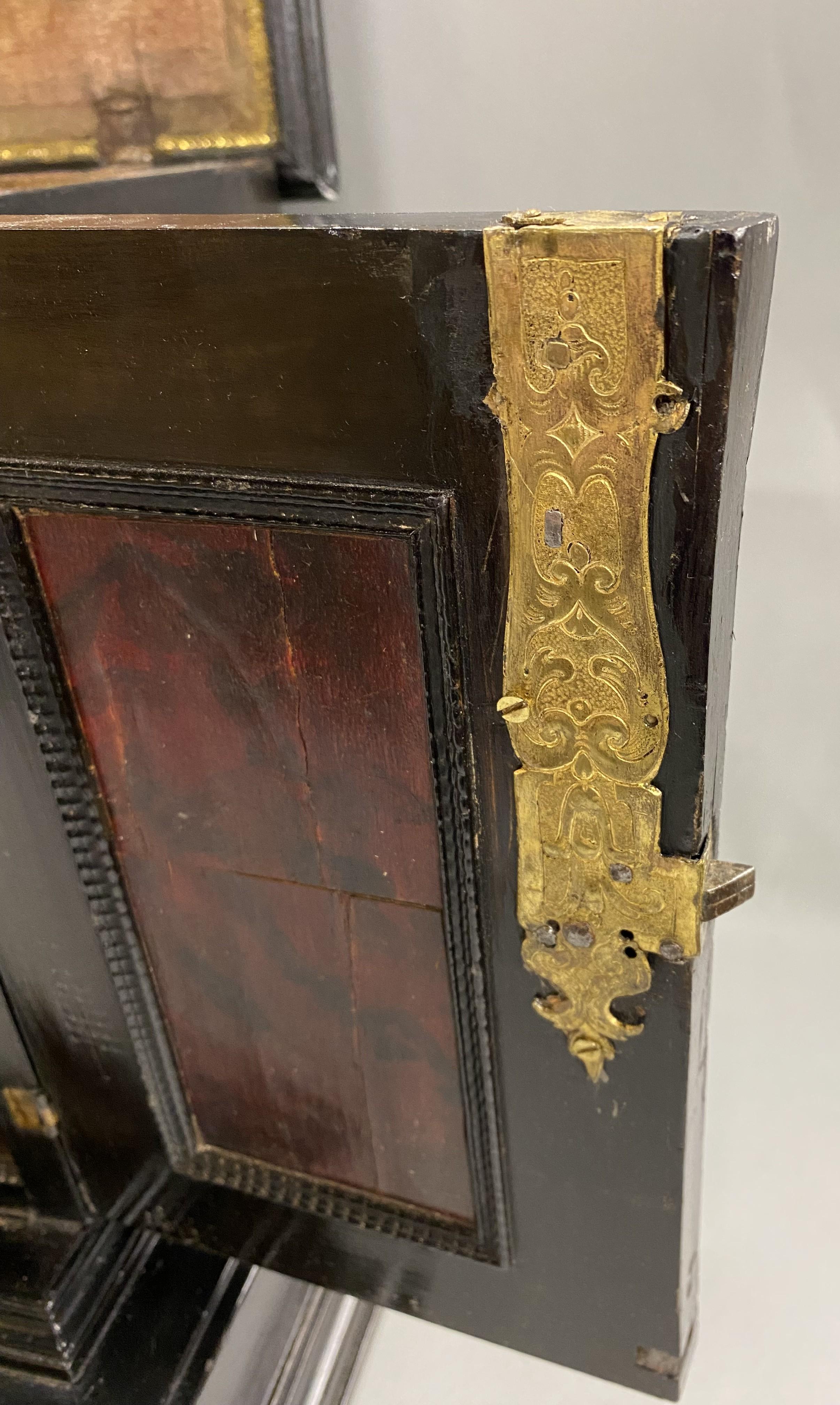 Armadio da collezione fiammingo del XVIII secolo con cassa ebanizzata e maniglie in ottone in vendita 2