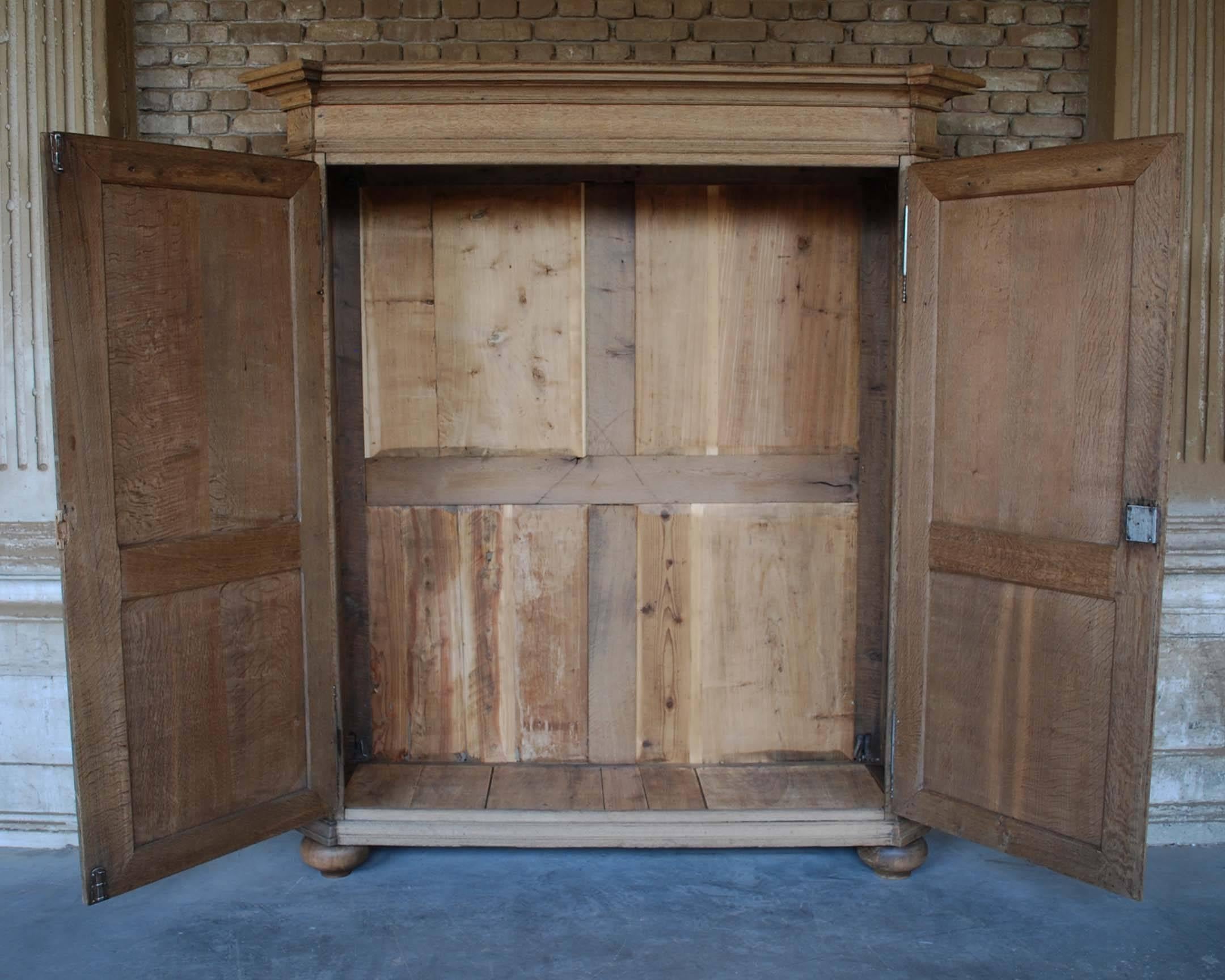 18th Century Flemish Louis XIV Two-Door Cleaned Oak Cabinet In Good Condition In Casteren, NL
