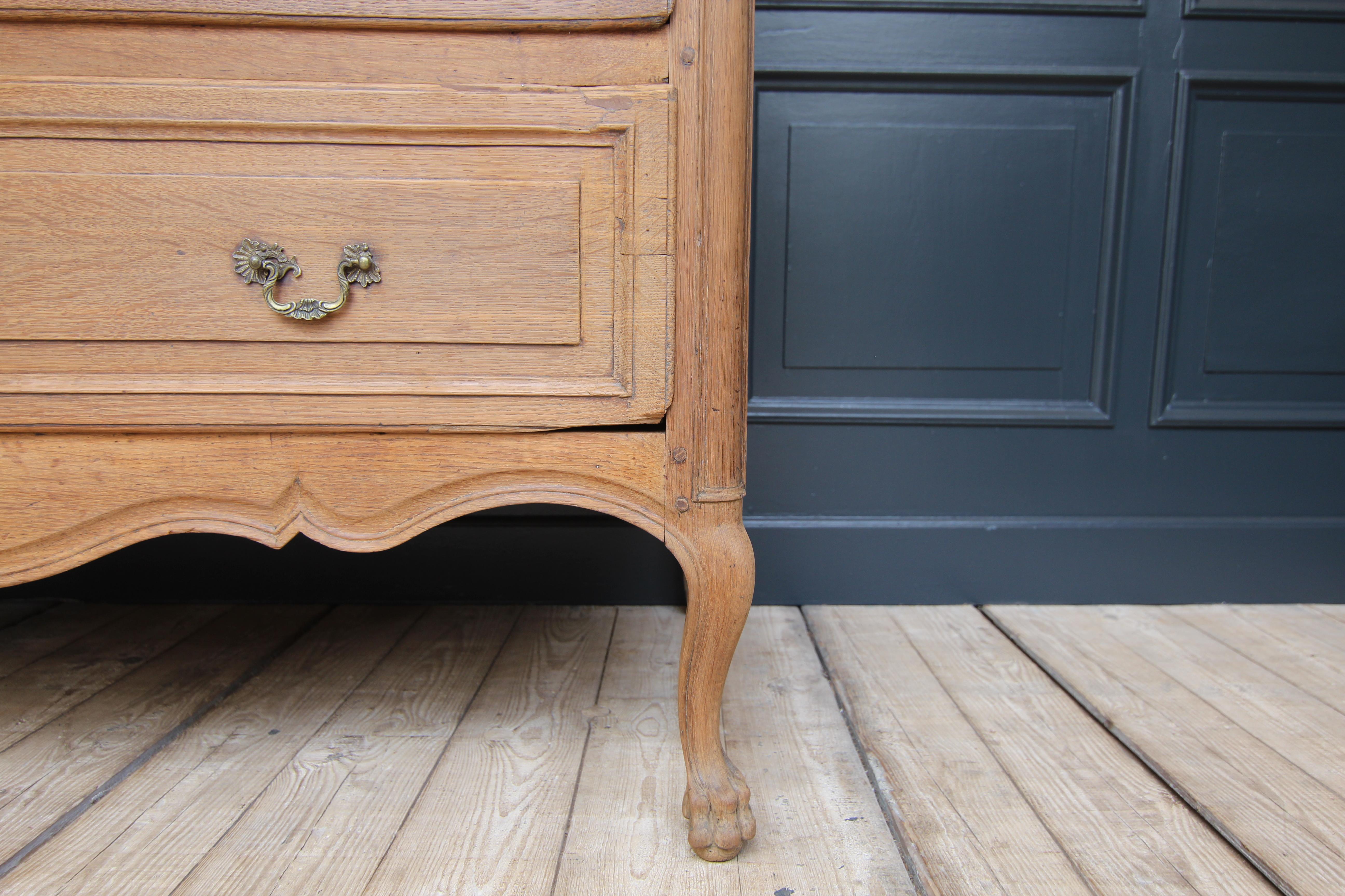 18th Century Flemish Louis XV Secretary Chest of Drawers in Oak For Sale 7