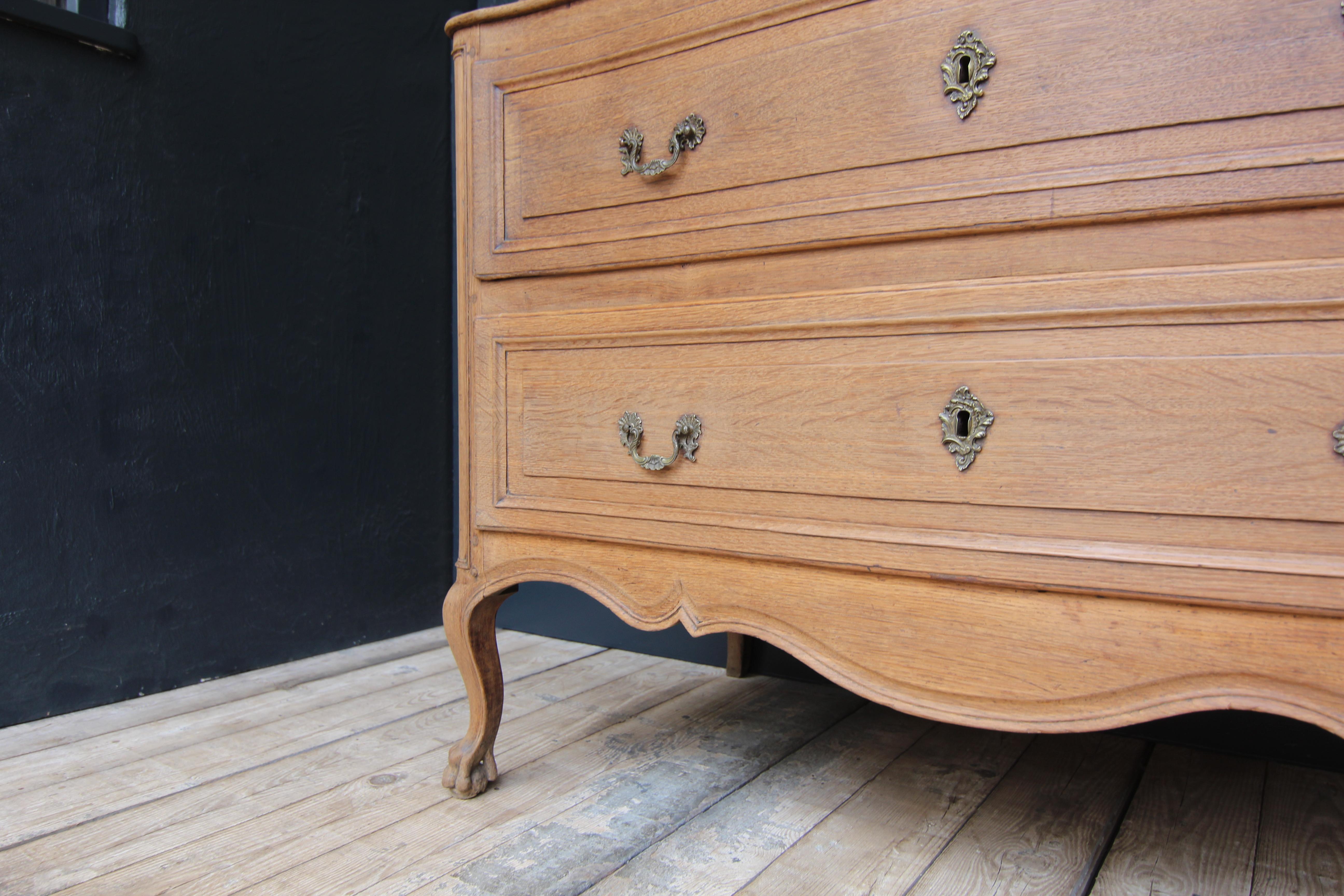 18th Century Flemish Louis XV Secretary Chest of Drawers in Oak For Sale 8