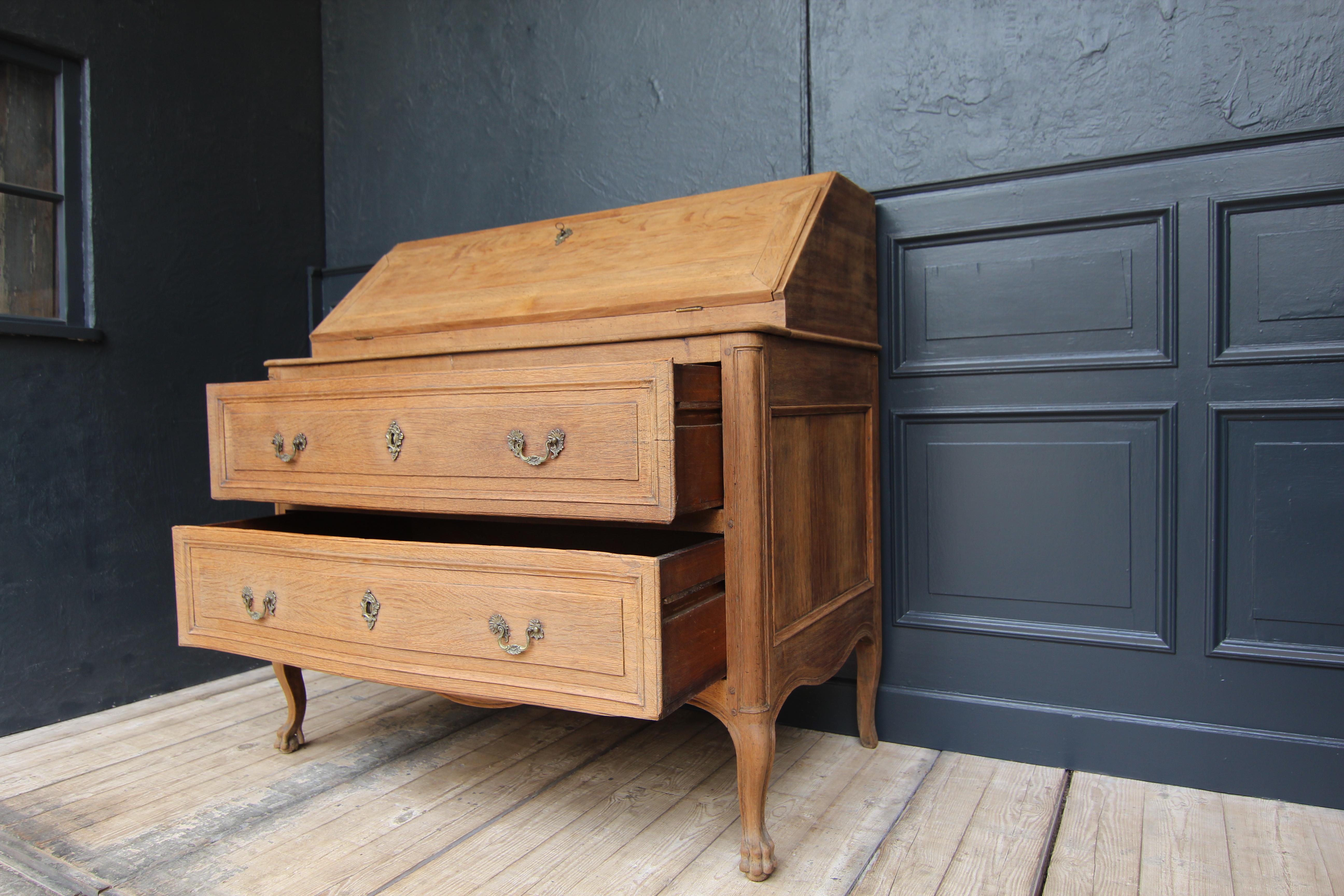 18th Century Flemish Louis XV Secretary Chest of Drawers in Oak For Sale 12