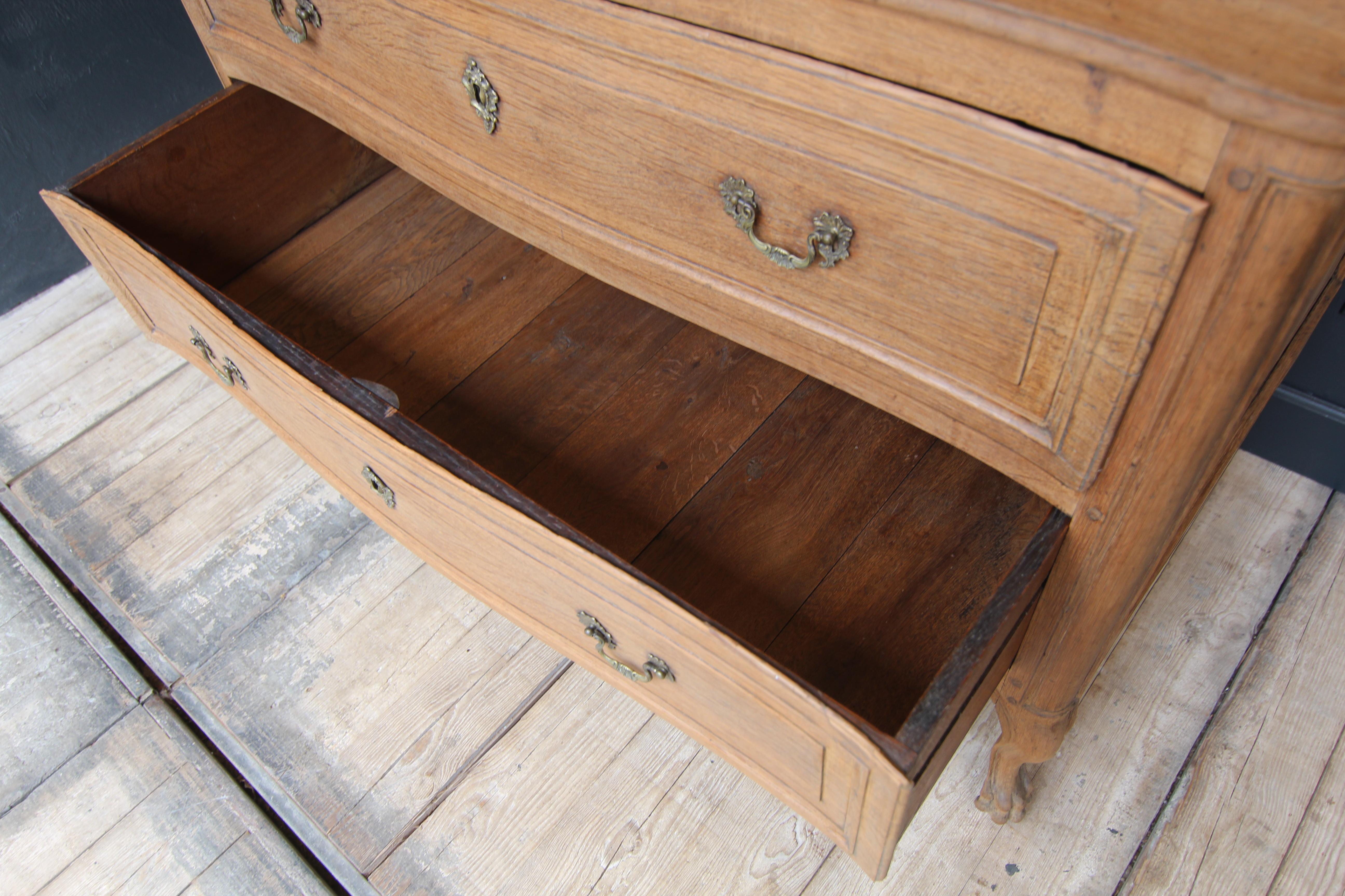 18th Century Flemish Louis XV Secretary Chest of Drawers in Oak For Sale 13
