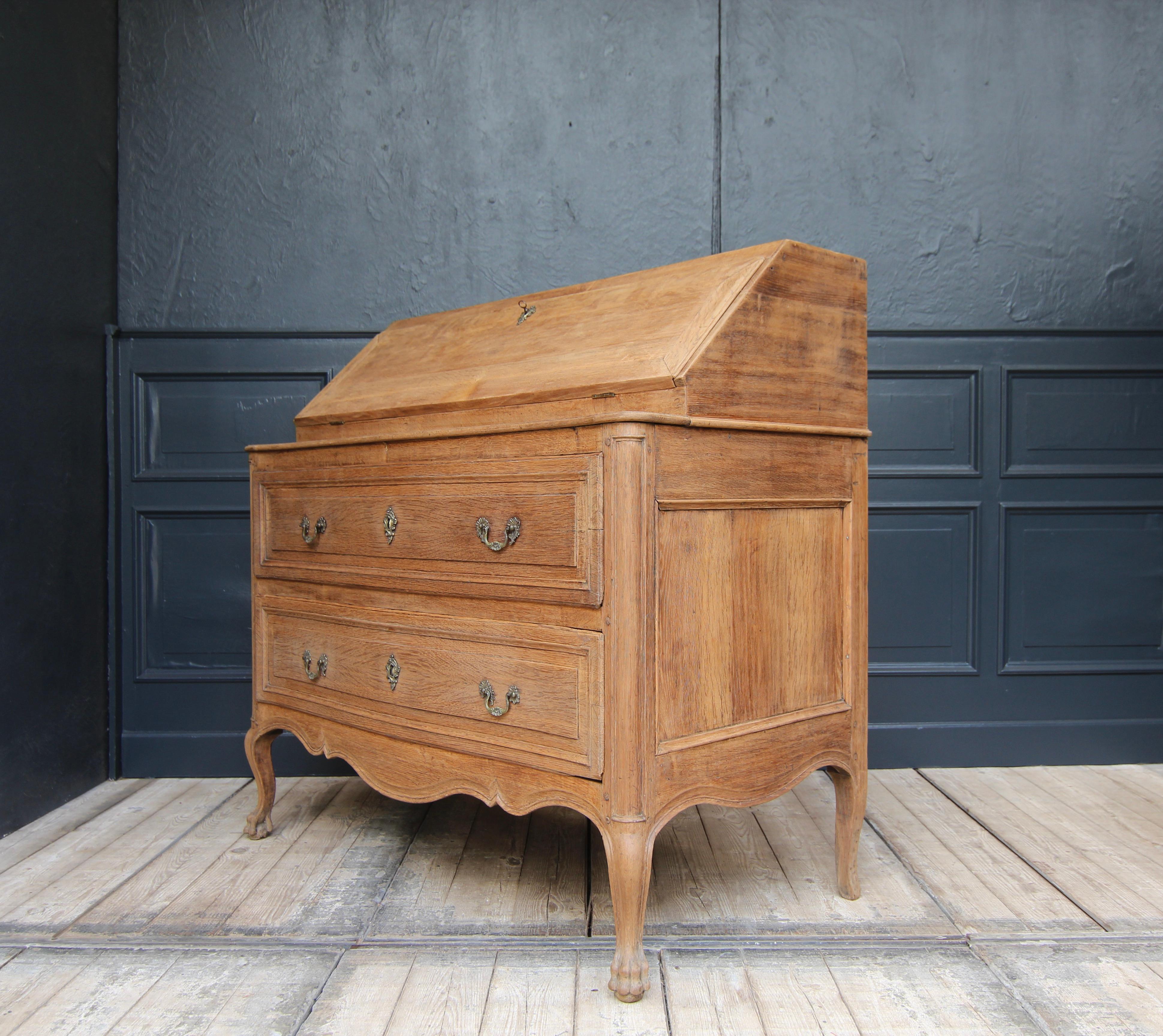 18th Century Flemish Louis XV Secretary Chest of Drawers in Oak For Sale 14