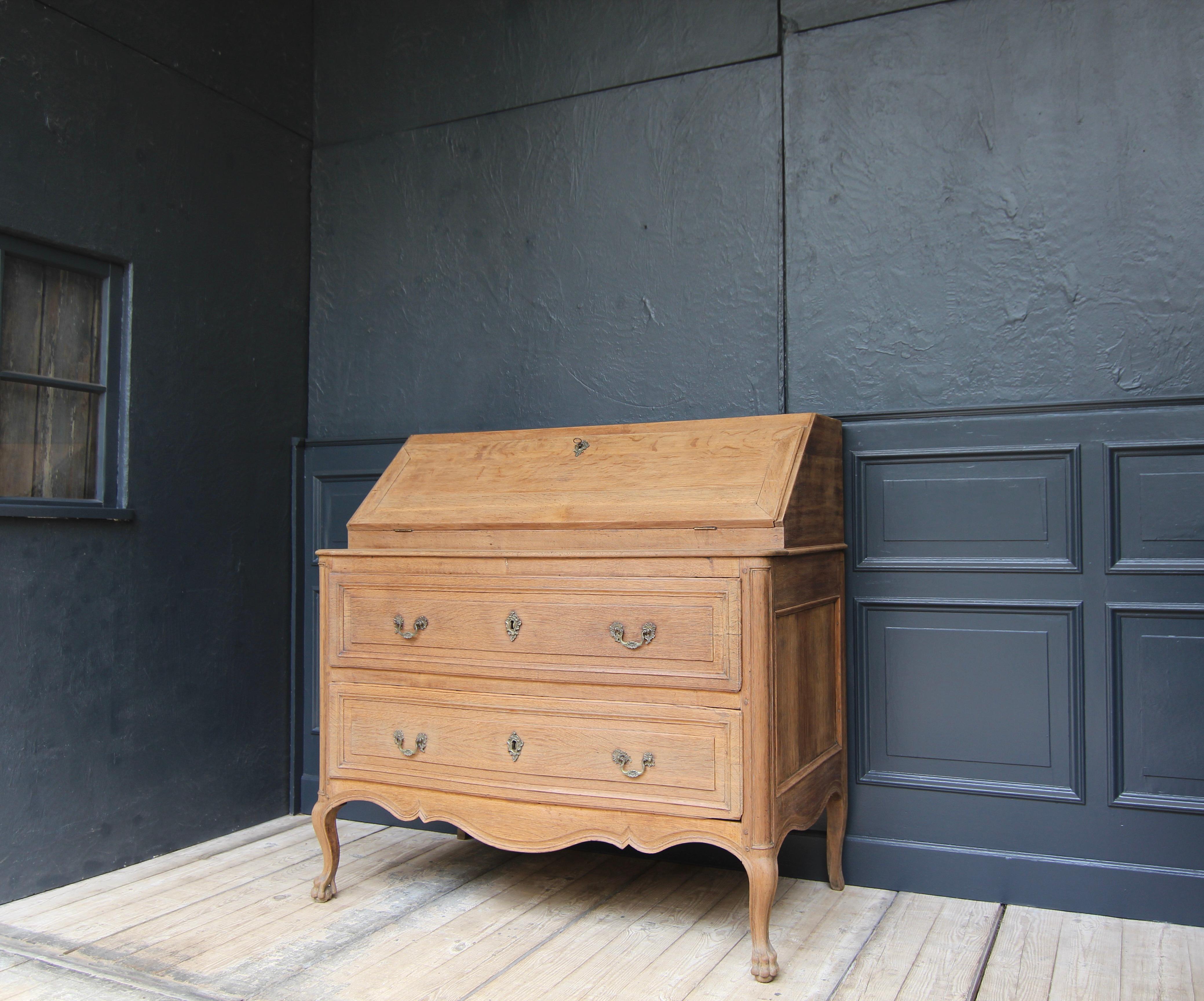 18th Century Flemish Louis XV Secretary Chest of Drawers in Oak In Good Condition For Sale In Dusseldorf, DE