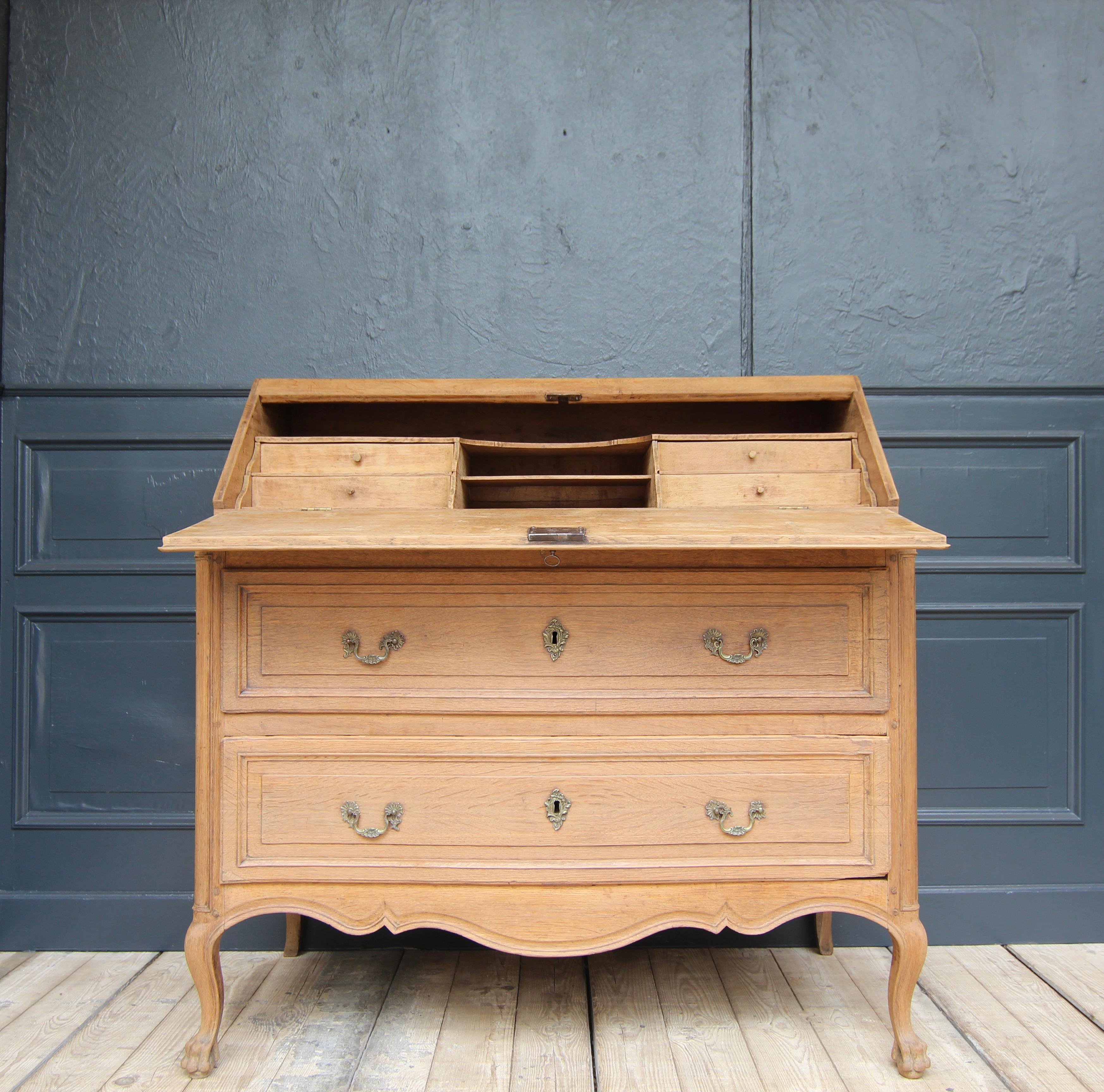 18th Century Flemish Louis XV Secretary Chest of Drawers in Oak For Sale 1