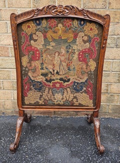 Écran de cheminée en noyer et tapisserie au point d'aiguille du XVIIIe siècle, de style flamand