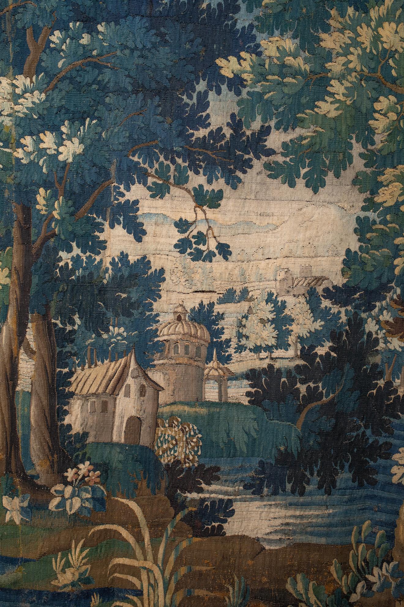 Tapisserie verticale à Verdure Flemish du 18ème siècle
Tapisserie de laine et de soie en verdure représentant un paysage paisible avec des arbres et une végétation luxuriante, paysage de hameau.
Des couleurs vives et de grands détails.
Très bon état