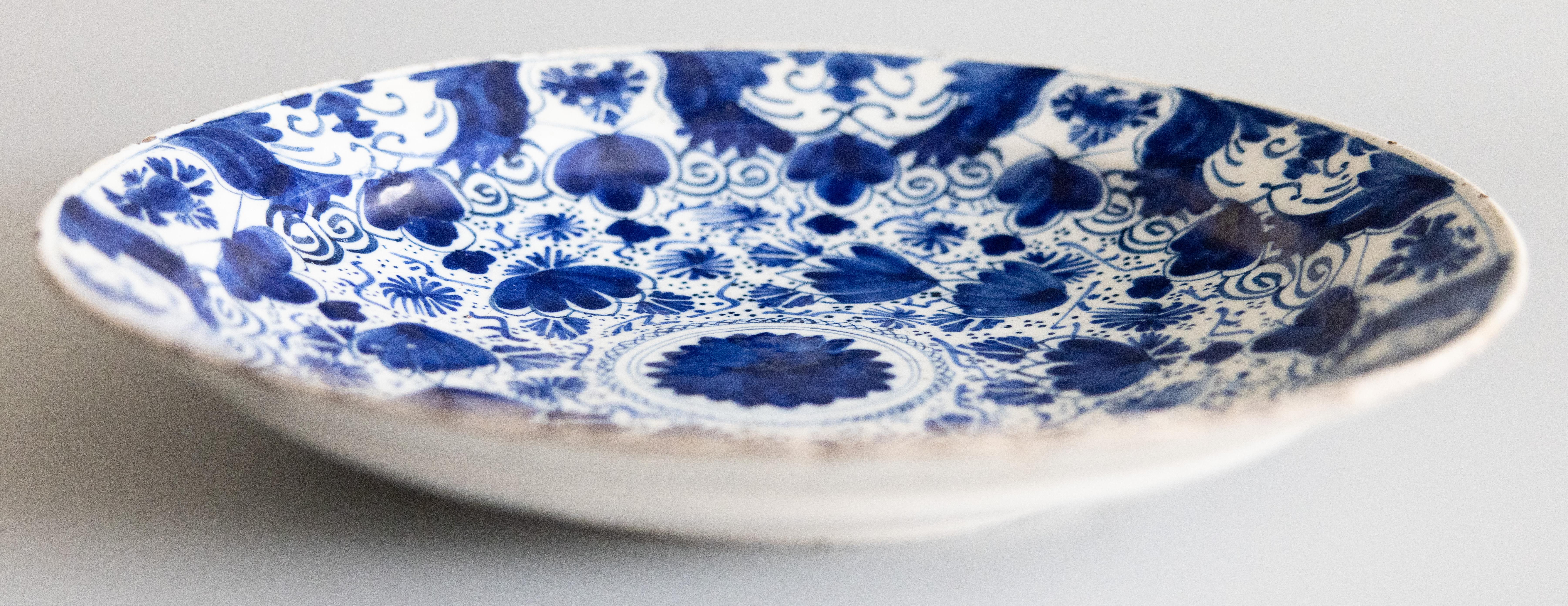 Precioso jarrón floral antiguo del siglo XVIII, de loza holandesa de Delft, pintado a mano en vibrante azul cobalto y blanco. Marca del fabricante en el reverso. De Porceleyne Bijl.