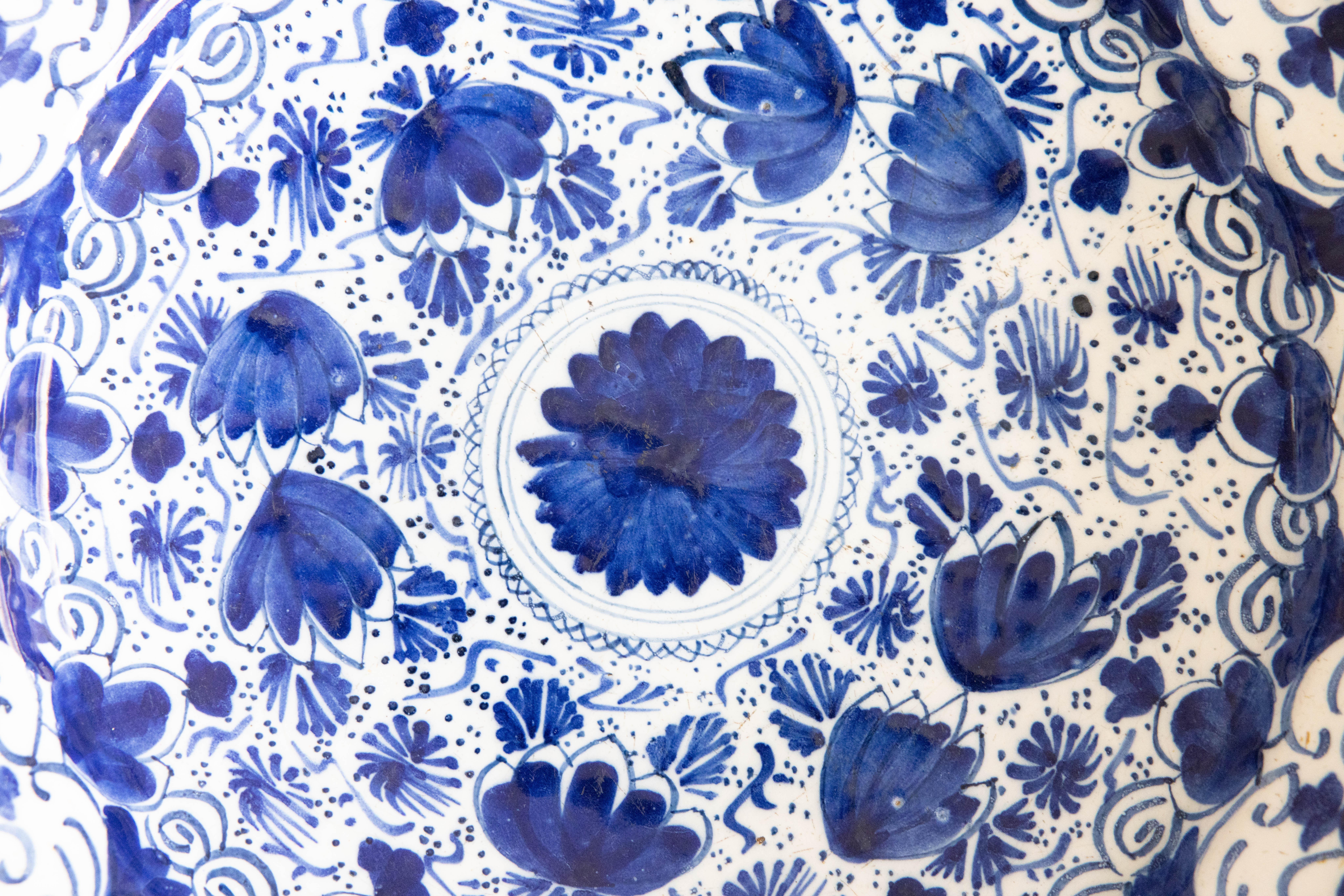 Cargador de Delft con motivos florales del siglo XVIII Holandés en venta